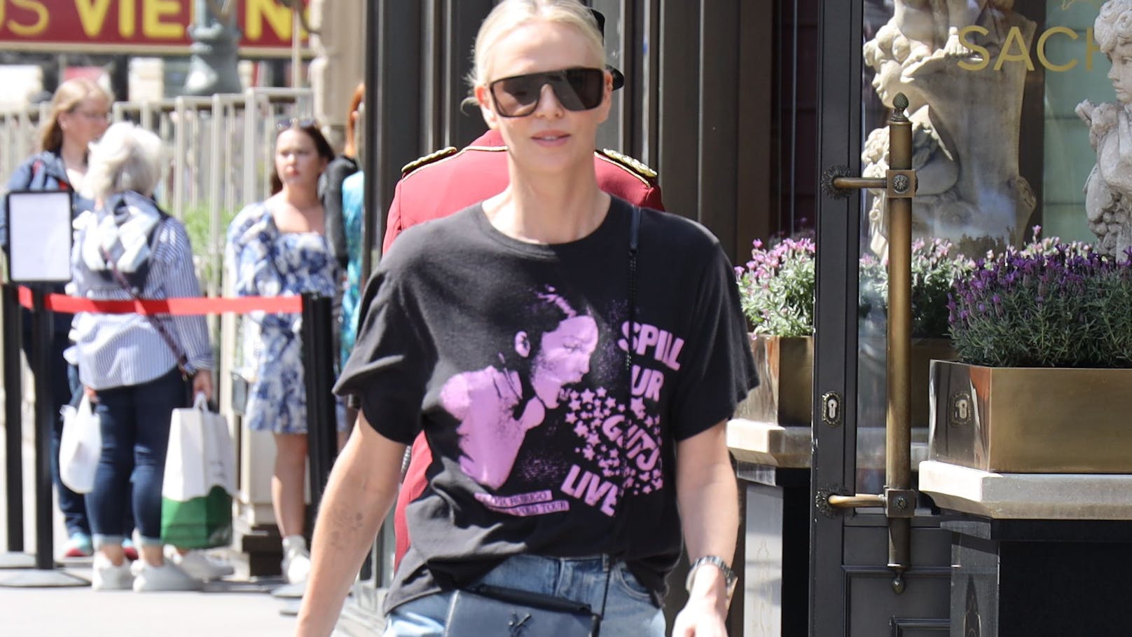 Jeans & Shirt: Superstar Charlize Theron in Wien