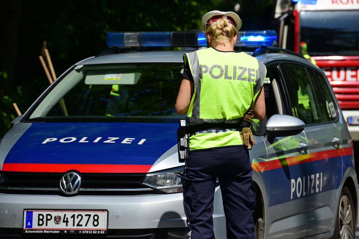 Nach einem Crash sollen Polizisten bei der Unfallaufnahme eine 60-Jährige bestohlen haben – behauptete diese zumindest.