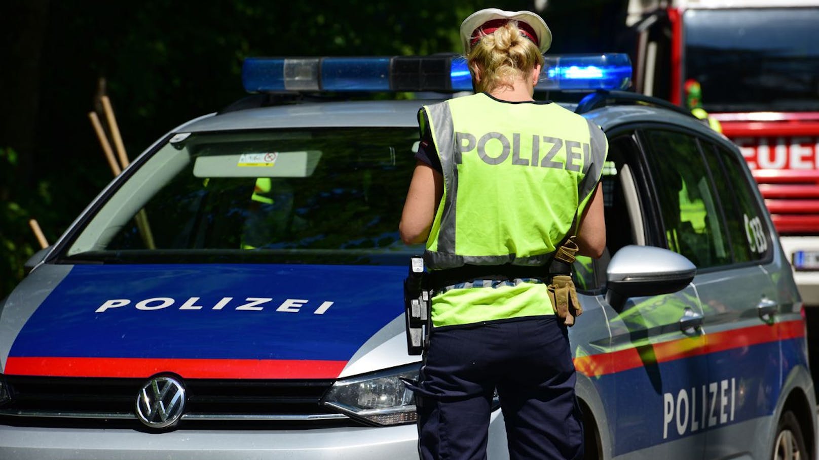 Polizisten helfen Frau – sie dichtet ihnen Diebstahl an