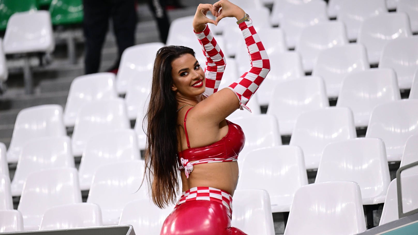 Super-Fan "Miss Kroatien" muss um EURO zittern