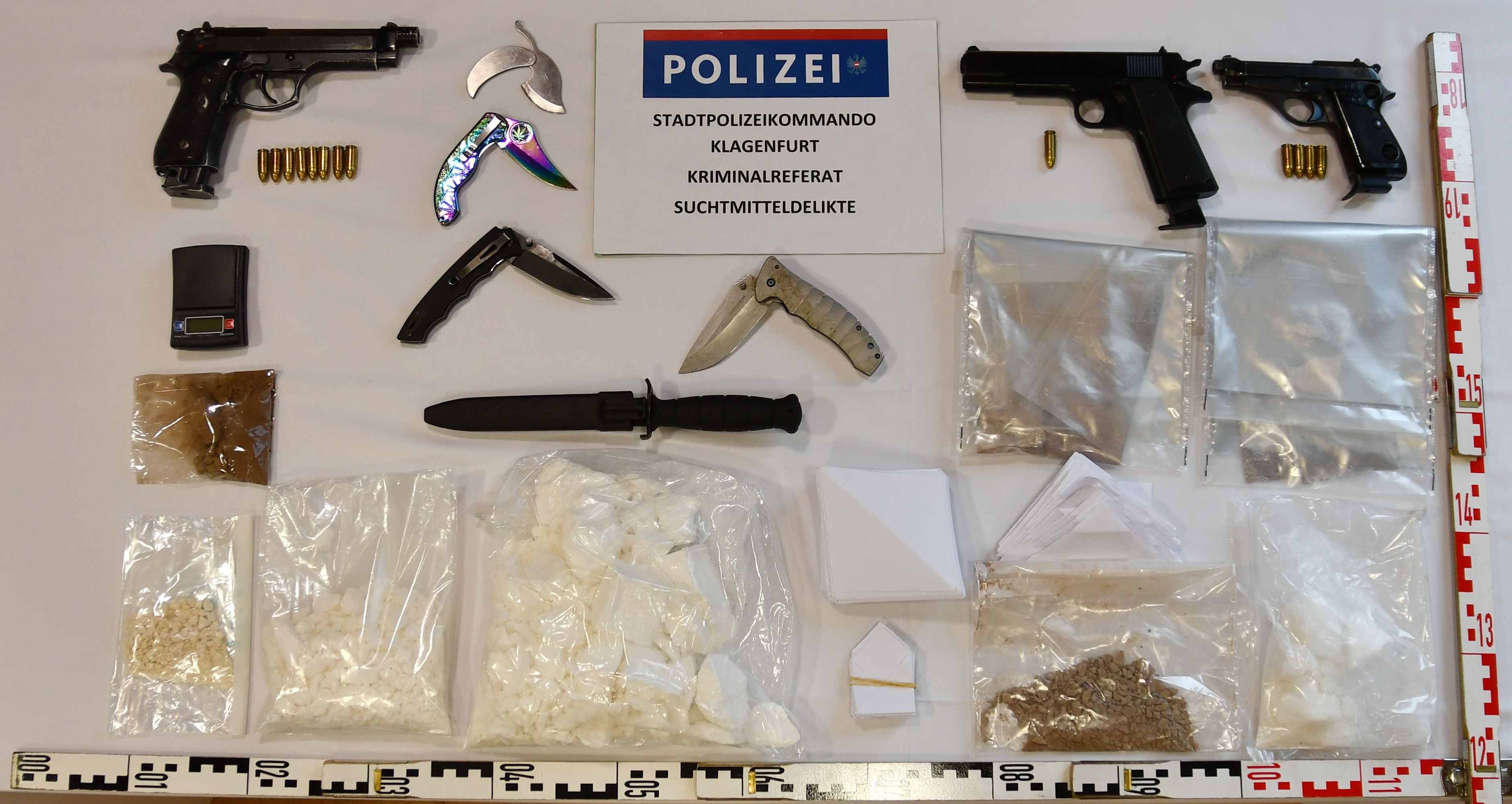 Waffen und Drogen wurden sichergestellt.