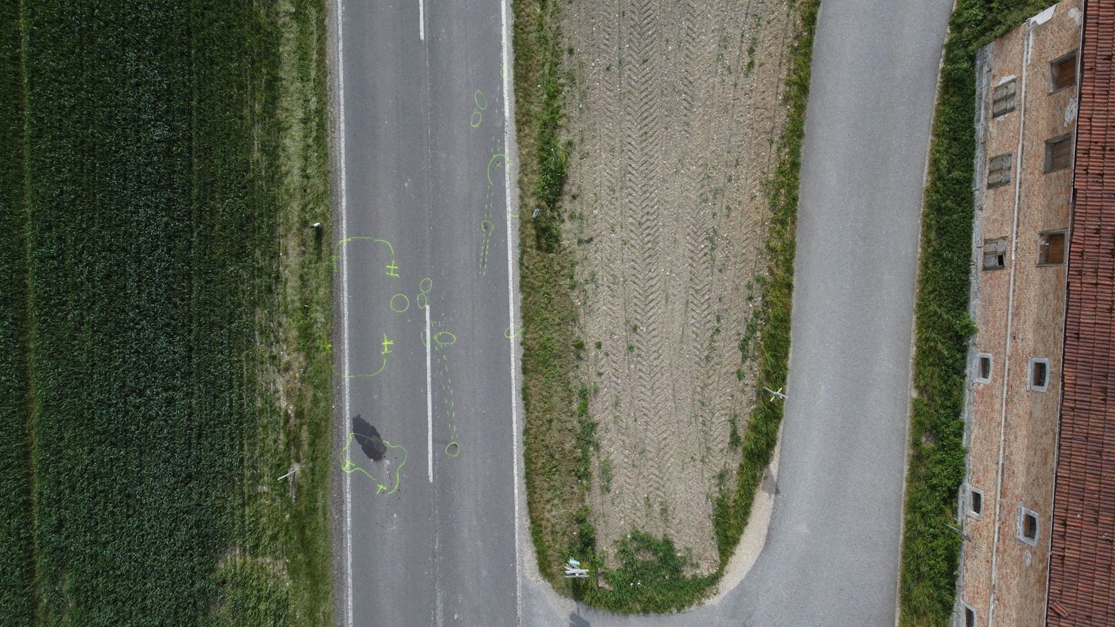 Einem entgegenkommenden Pkw-Lenker aus Deutschland (51) gelang es nicht mehr rechtzeitig, zu bremsen: Er überrollte den deutschen Biker.