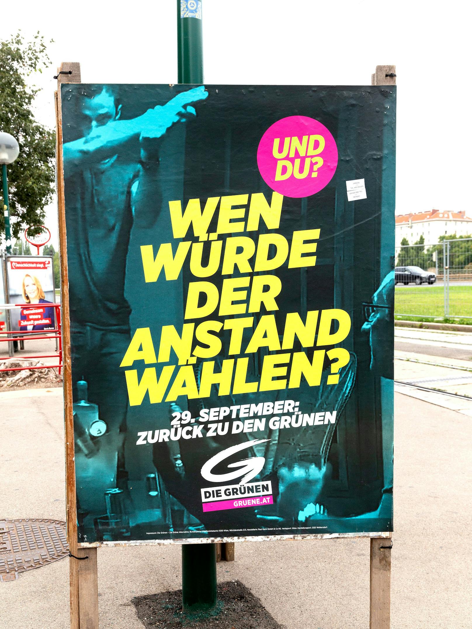 "Wen würde der Anstand wählen?" plakatierten die Grünen 2019. Die Partei werfe ihre Maßstäbe über Bord, kritisiert das Ehepaar Bohrn Mena.