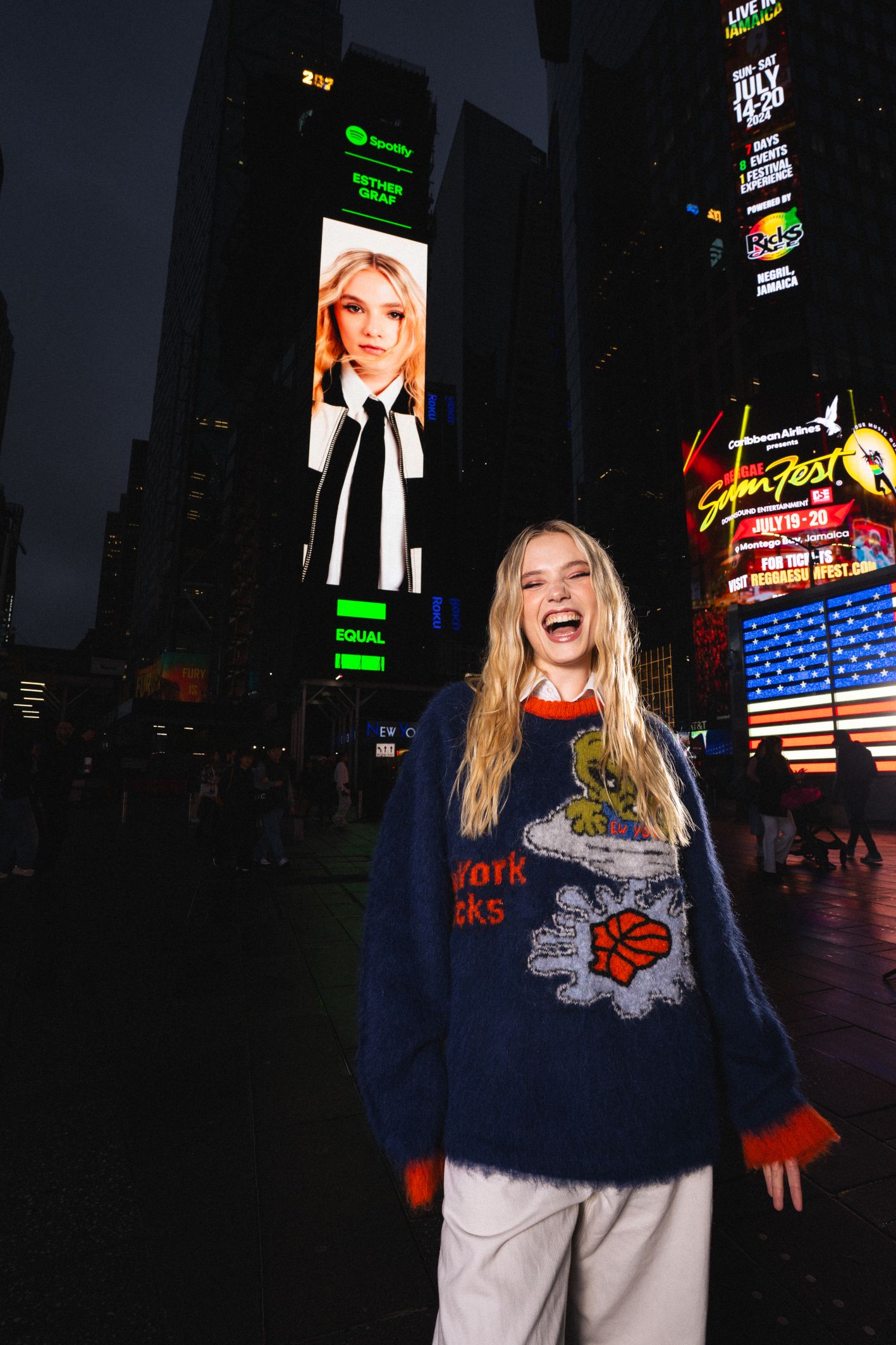Sängerin Esther Graf ist auf dem New Yorker Times Square zu sehen