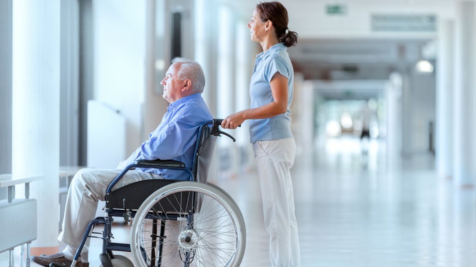 Hilferufe! Patienten werden in Rollstuhl festgegurtet