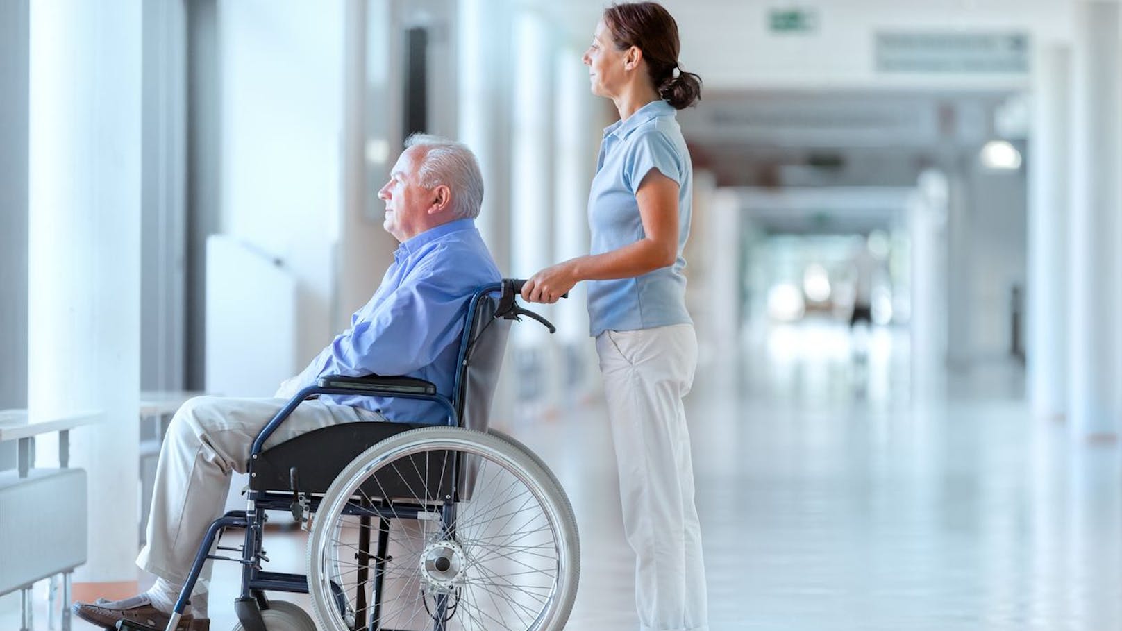 Hilferufe! Patienten werden in Rollstuhl festgegurtet