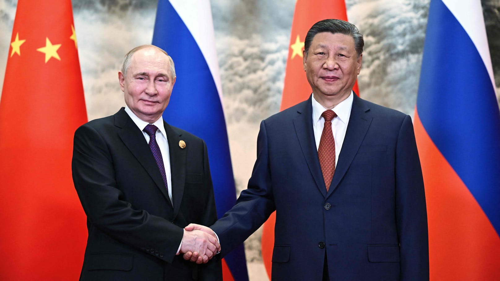 In der chinesischen Hauptstadt stand unter anderem ein Treffen mit Staats- und Parteichef Xi Jinping auf dem Programm. Putin will außerdem in die nordchinesische Industriestadt Harbin reisen und dort eine russisch-chinesische Messe besuchen.