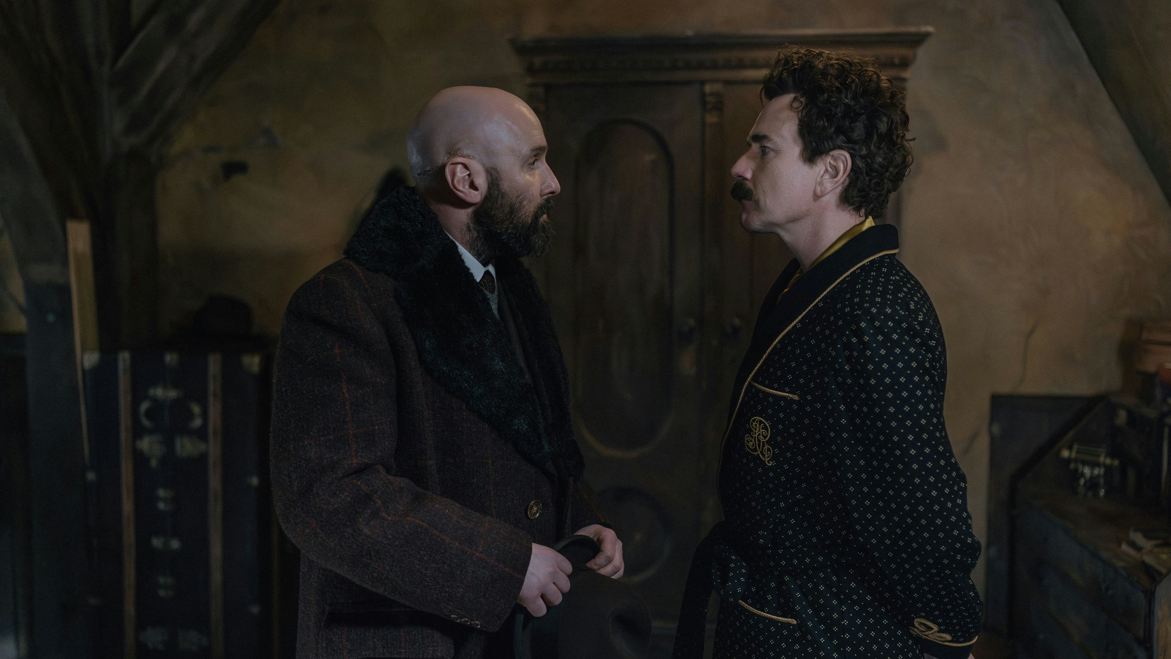 Der Parteifunktionär Osip erklärt dem Grafen, dass es ihm bei Todesstrafe verboten sei, das Hotel Metropol jemals wieder zu verlassen