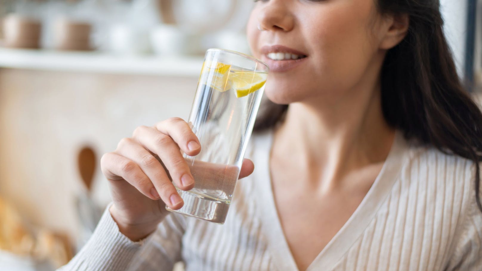 Entgiftung: Trinke morgens ein Glas Zitronenwasser