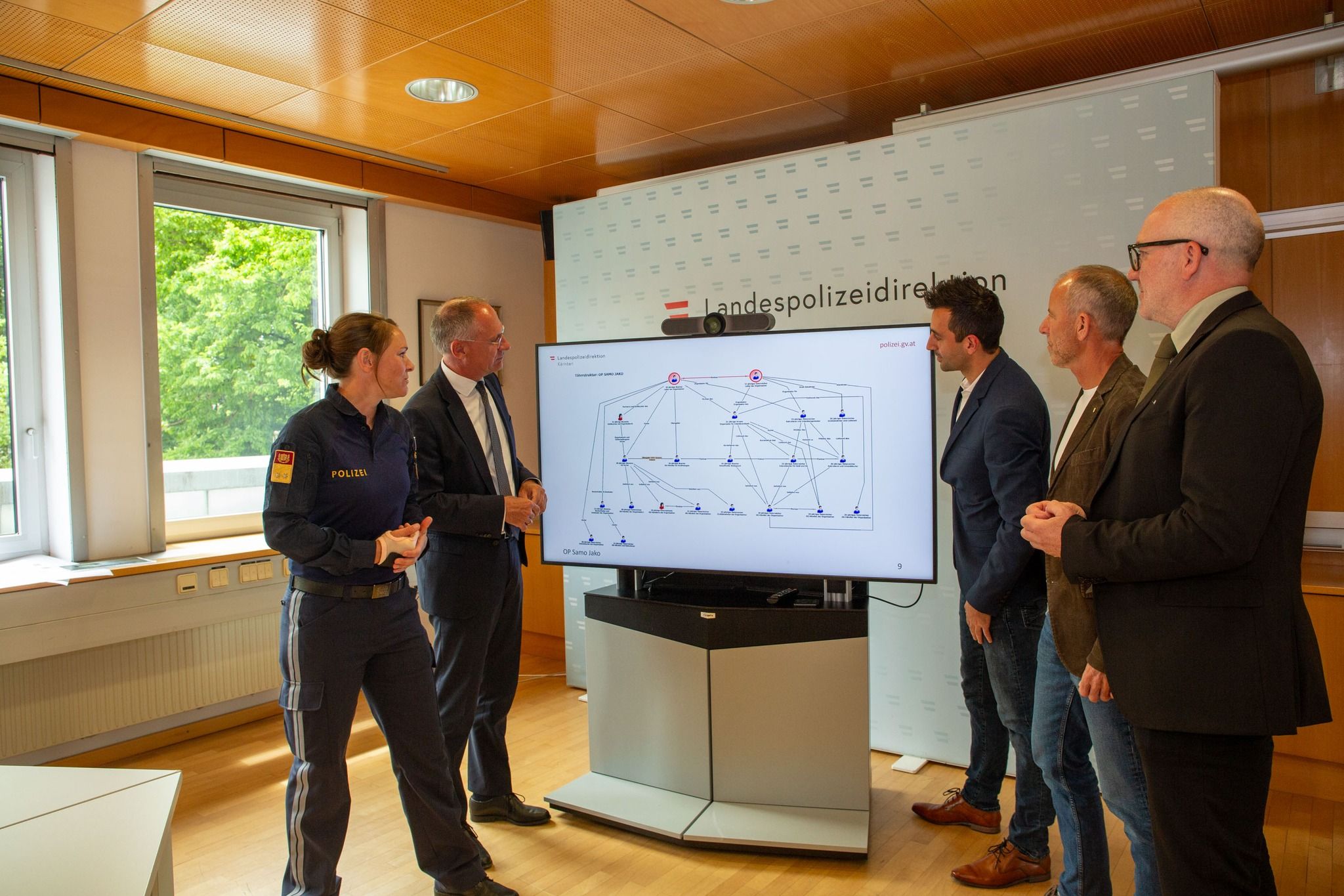 Minister Karner mit Ermittlern der Operation 