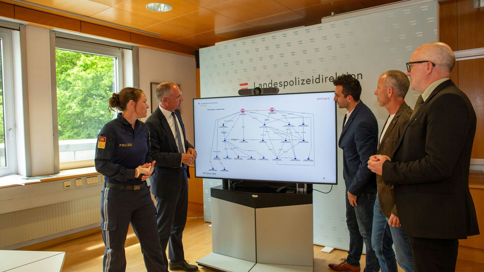 Minister Karner mit Ermittlern der Operation "Samo Jako".