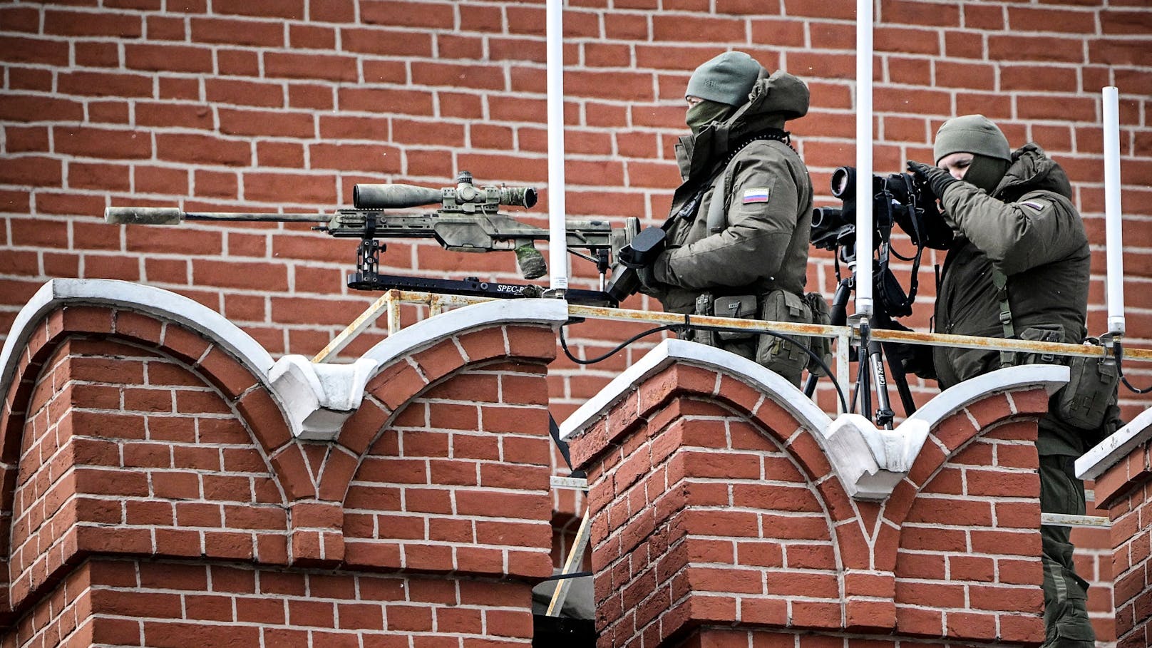 Russische Scharfschützen bei der Militärparade in Moskau. Im Einsatz: das SSG 08 von Steyr Arms.