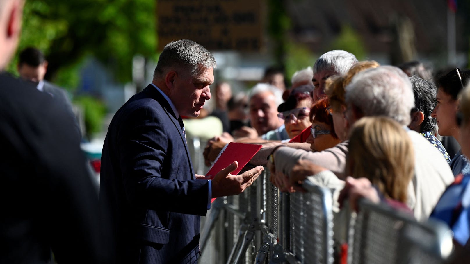 Momente vor dem Attentat – Der slowakische Premierminister Robert Fico begrüßt Menschen in Handlova.