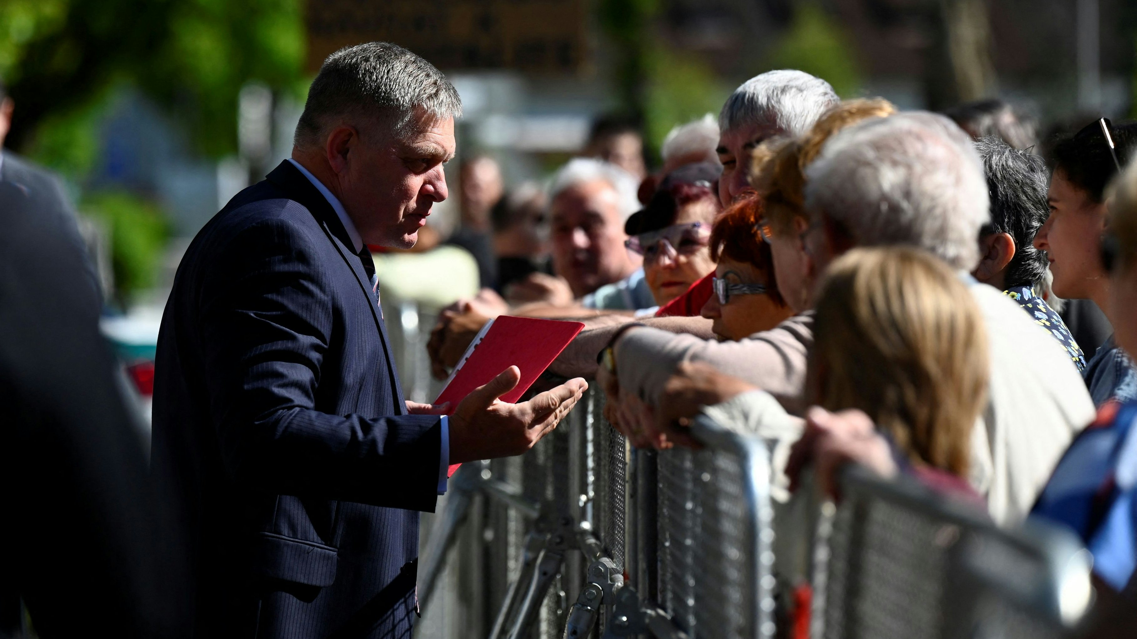 Momente vor dem Attentat – Der slowakische Premierminister Robert Fico begrüßt Menschen in Handlova.