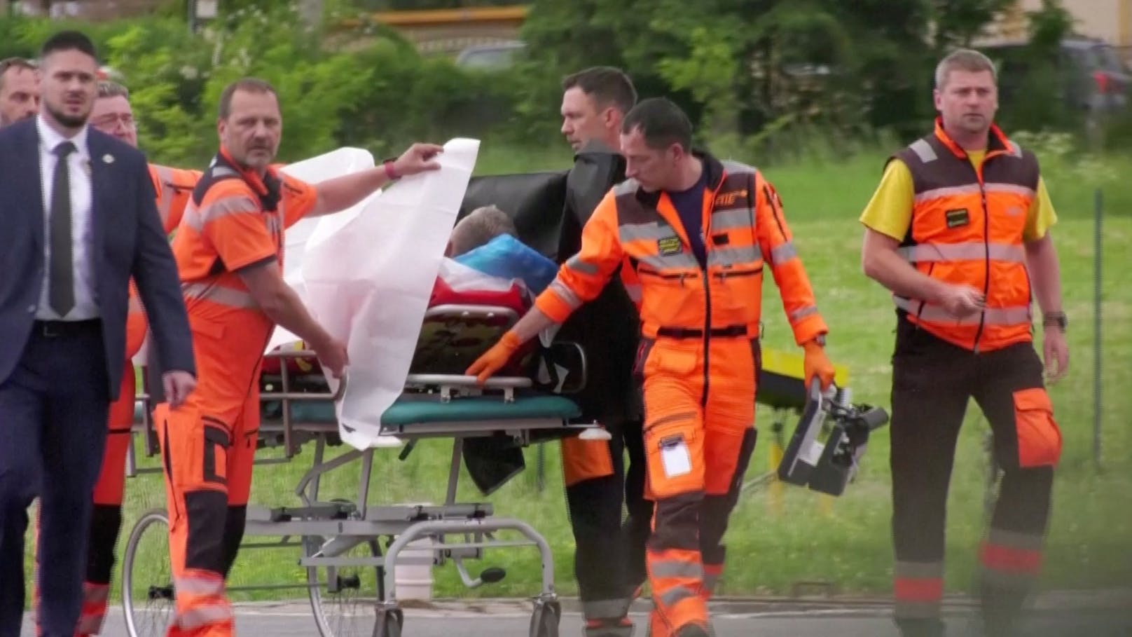 Einsatzkräfte der slowakischen Rettung tragen den slowakischen Premierminister in ein Spital, nachdem er mit einem Hubschrauber transportiert wurde