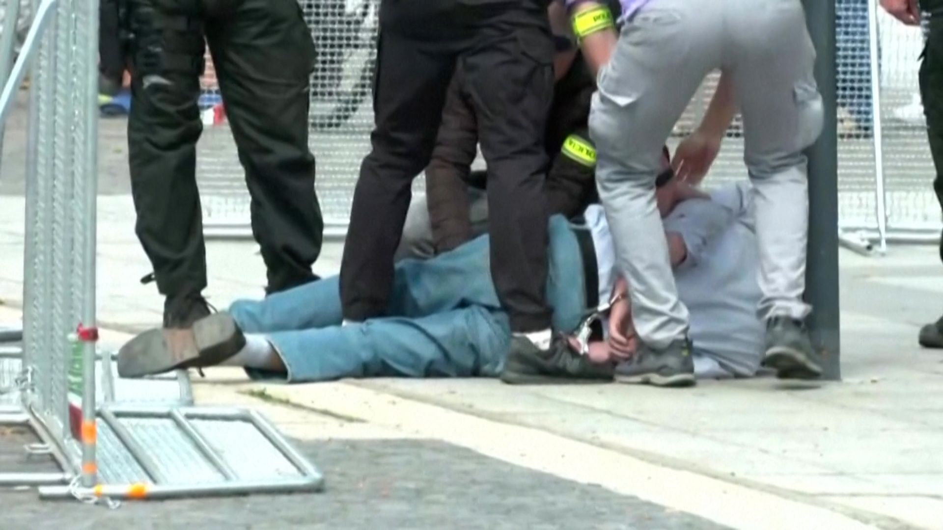 Der Täter feuerte fünf Schüsse auf den Politiker, traf ihn in den Bauch und in die Arme.