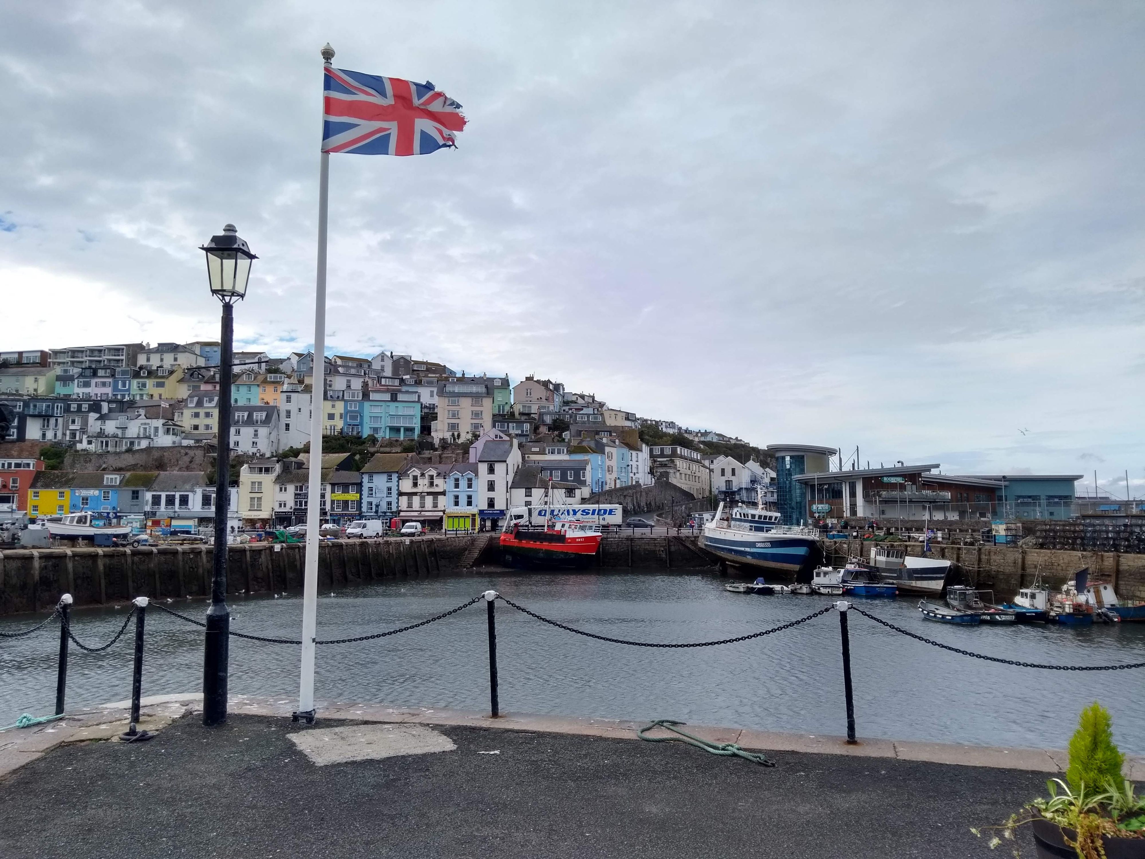 Blick auf den Hafen der englischen Küstenstadt Brixham.
