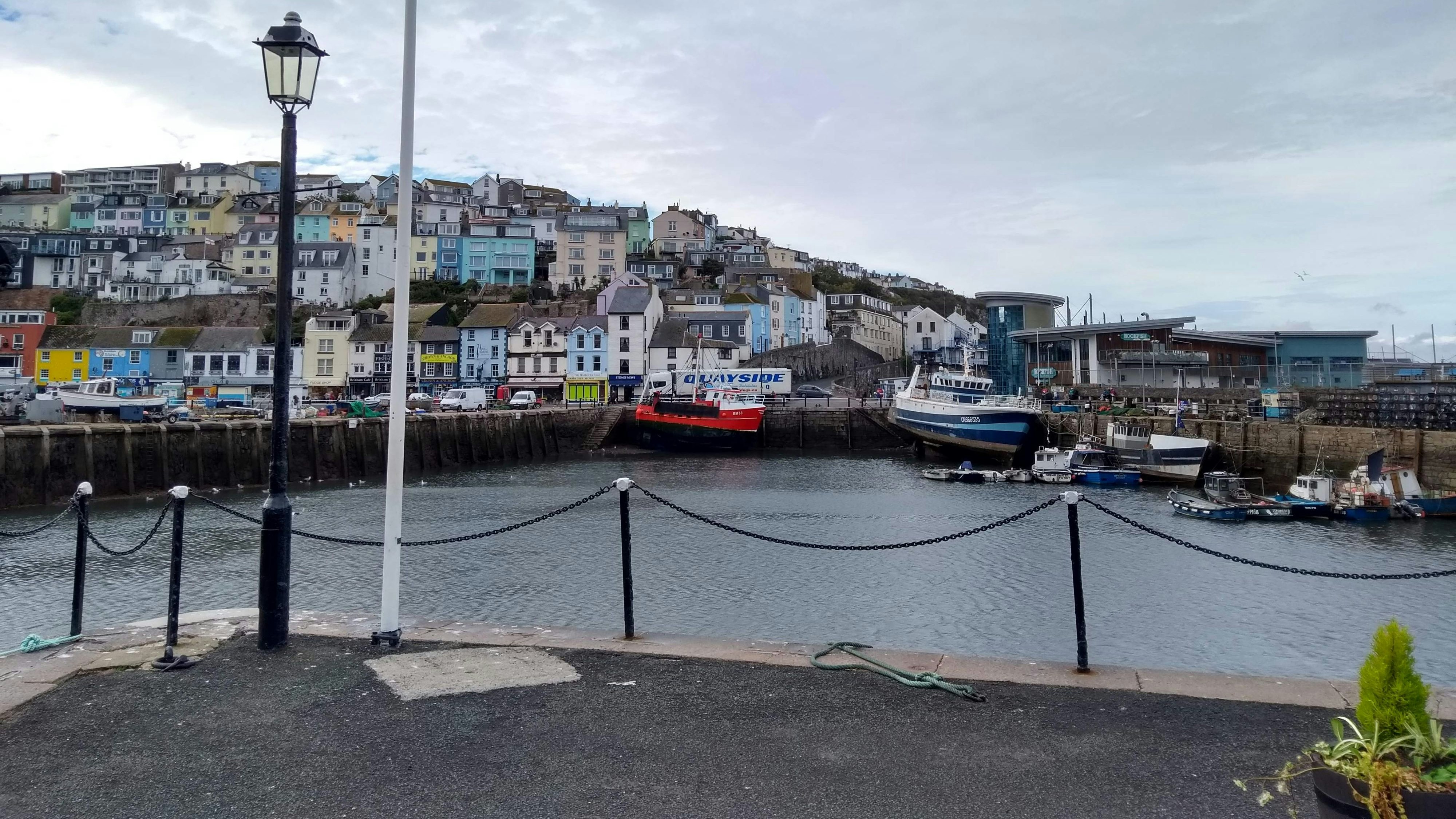 Blick auf den Hafen der englischen Küstenstadt Brixham.