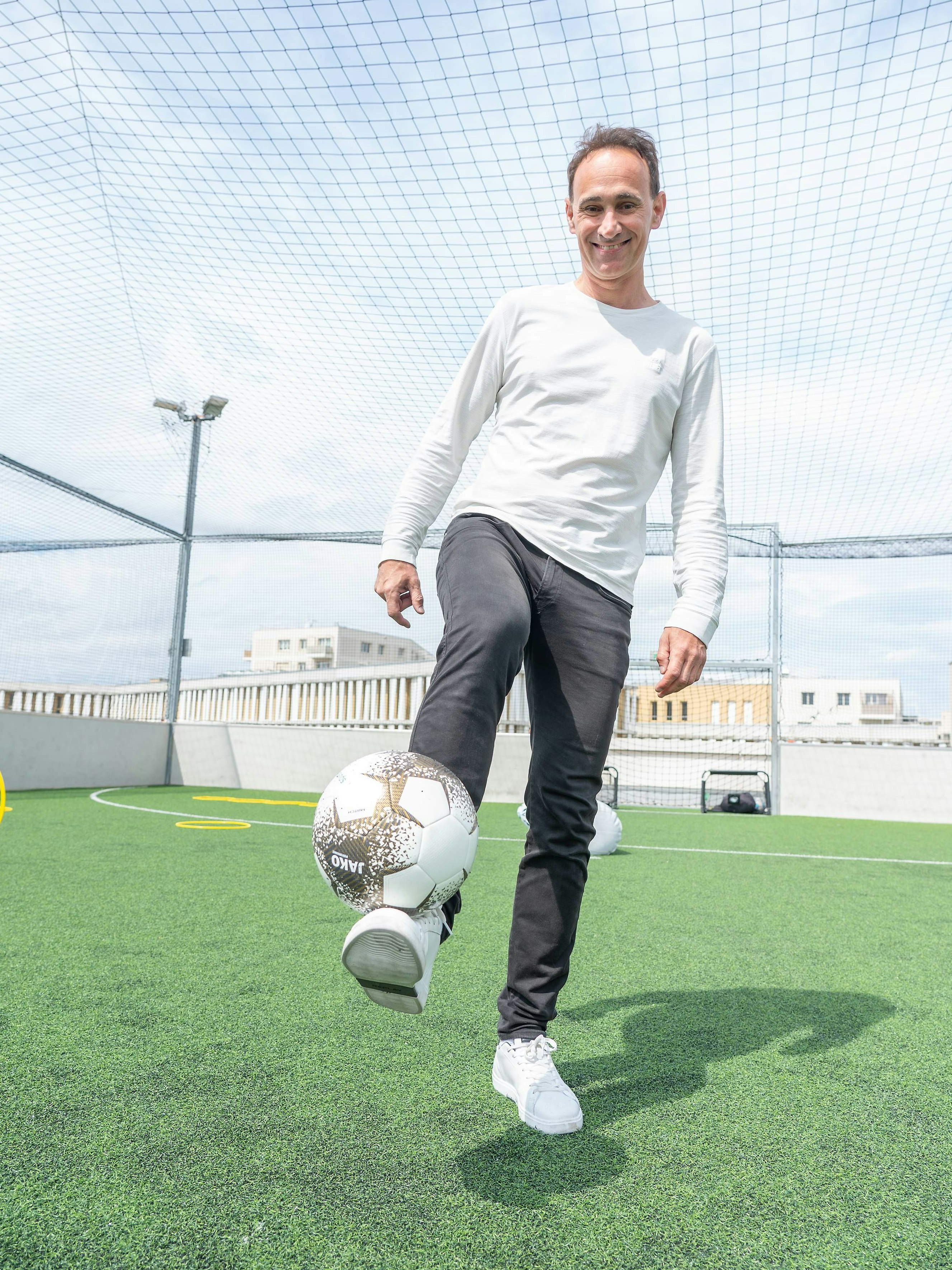 Gernot Kulis zeigte sich bei der Präsentation seiner "Soccer Base" sportlich