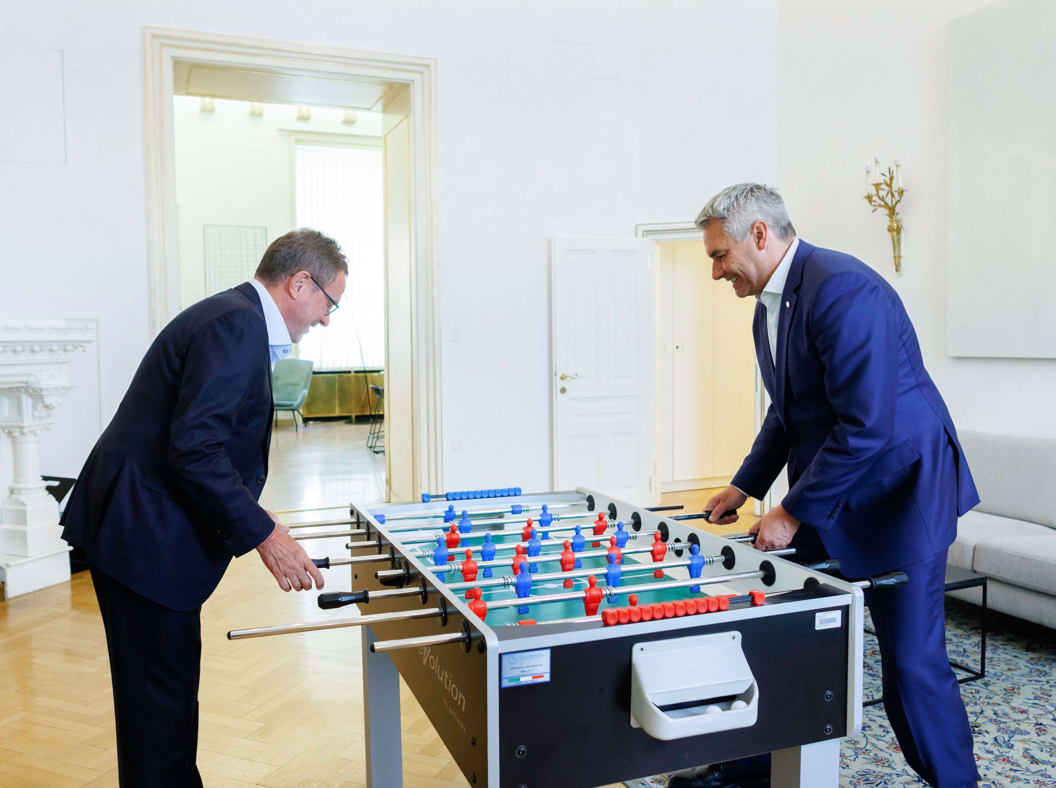 Karl Nehammer und Teamchef Ralf Rangnick am Wuzler im Kanzleramt.