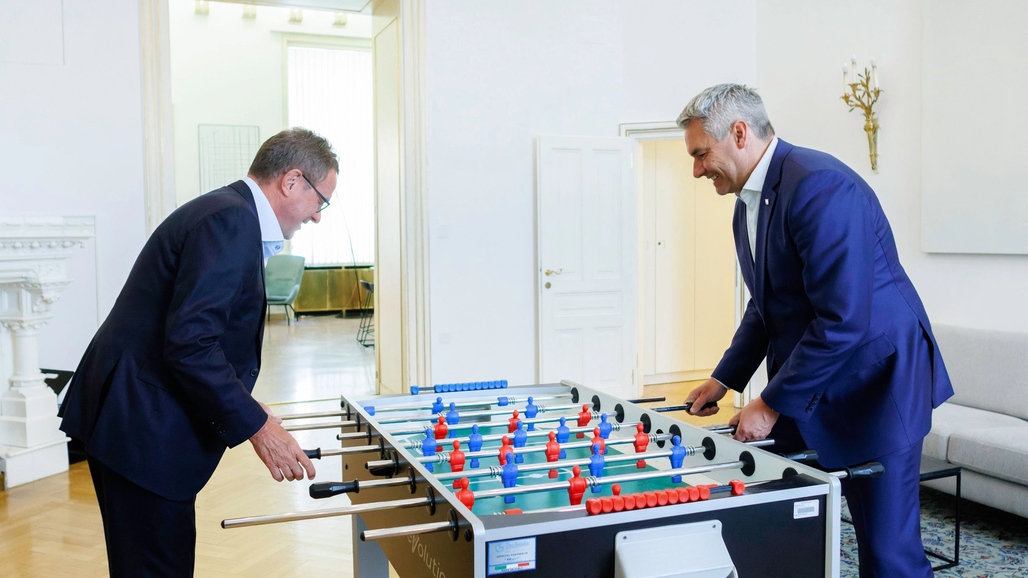 Karl Nehammer und Teamchef Ralf Rangnick am Wuzler im Kanzleramt.