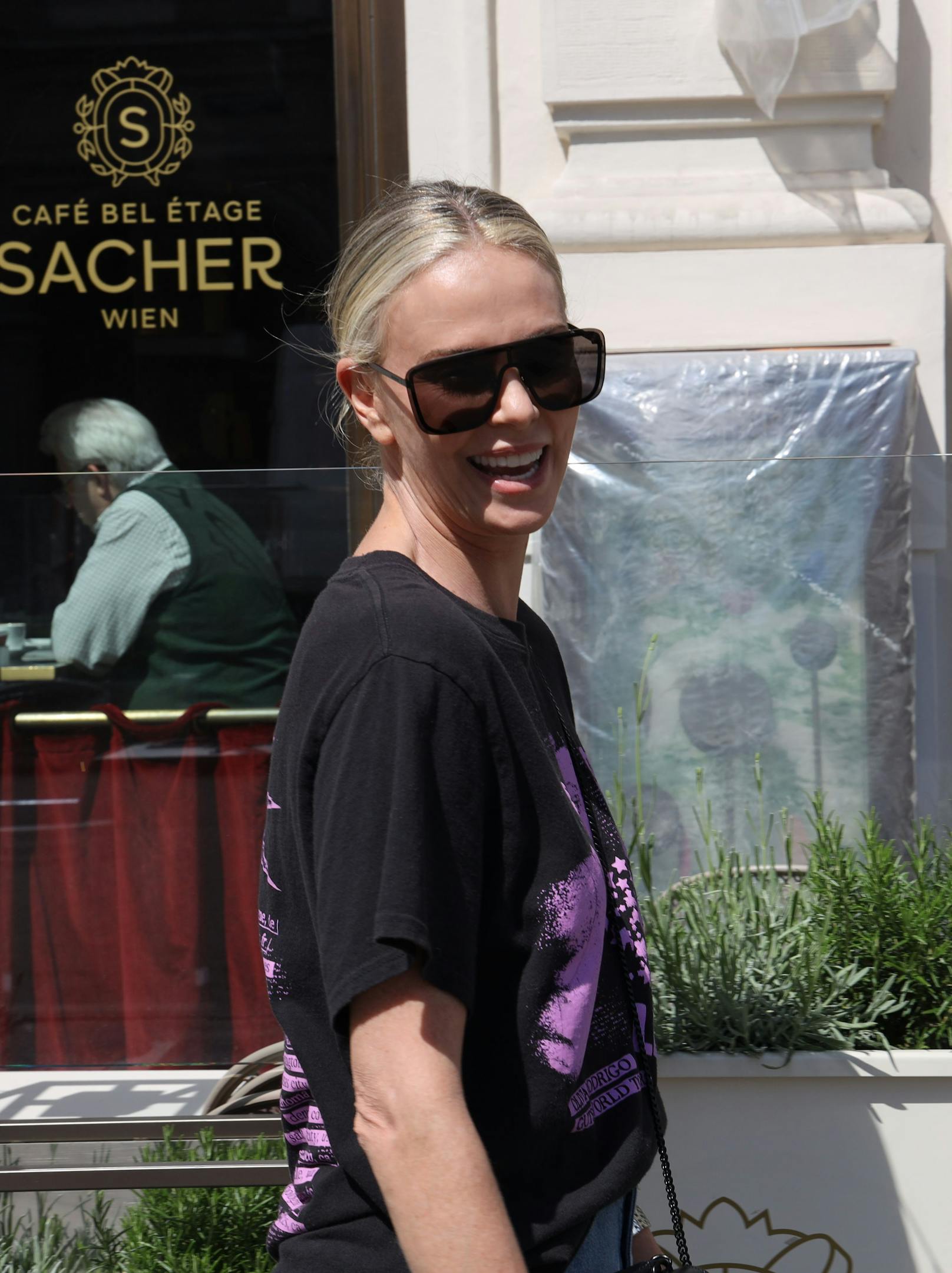 Gut gelaunt bei Sonnenschein in Wien: Charlize Theron 