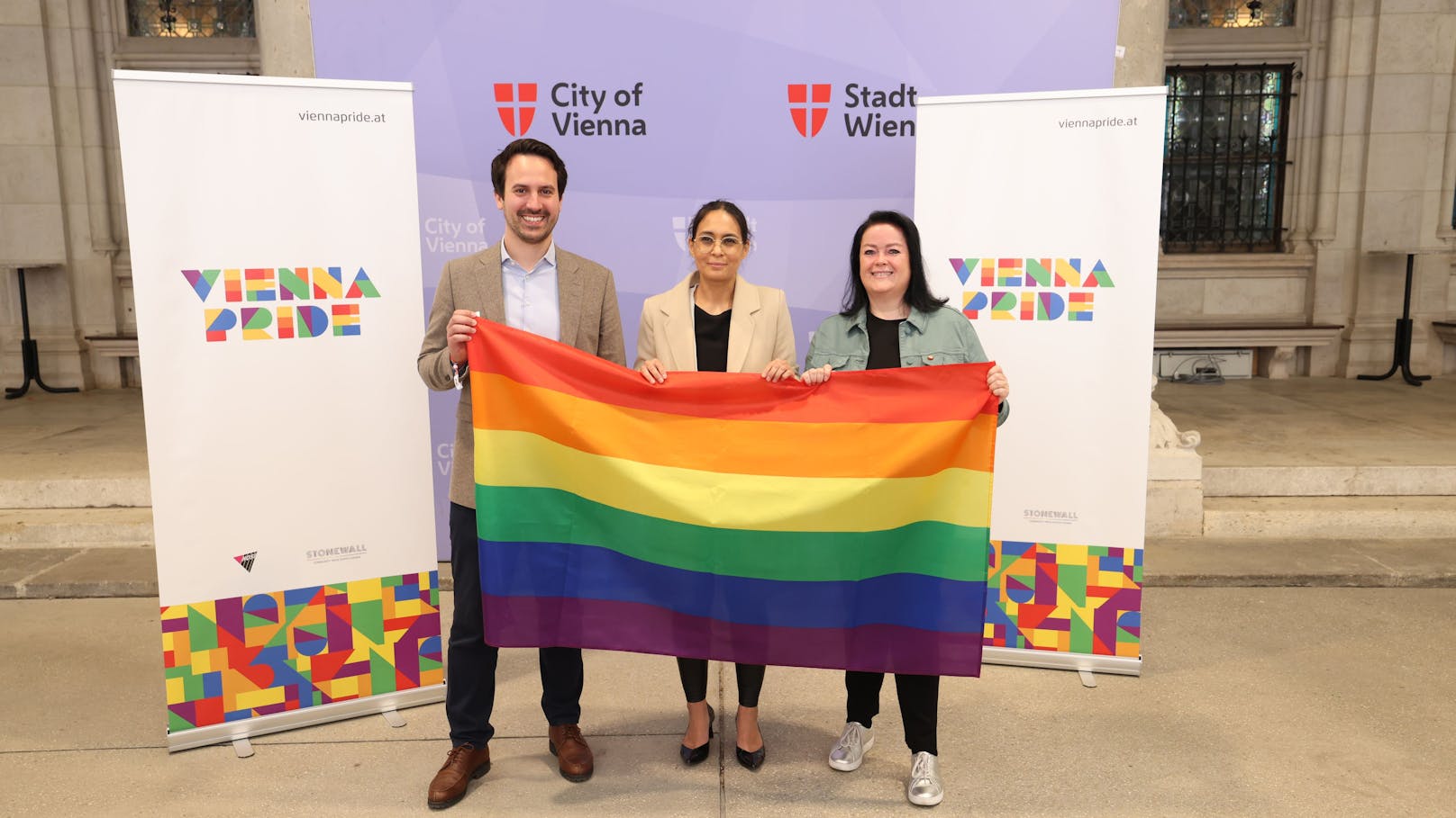 Vizebürgermeister Christoph Wiederkehr, Katharina Kacerovsky-Strobl, Organisatorin von Vienna Pride und SPÖ-Gemeinderätin Nicole Berger-Krotsch (v.l.) bei der Präsentation des Pride-Programms für 2024.