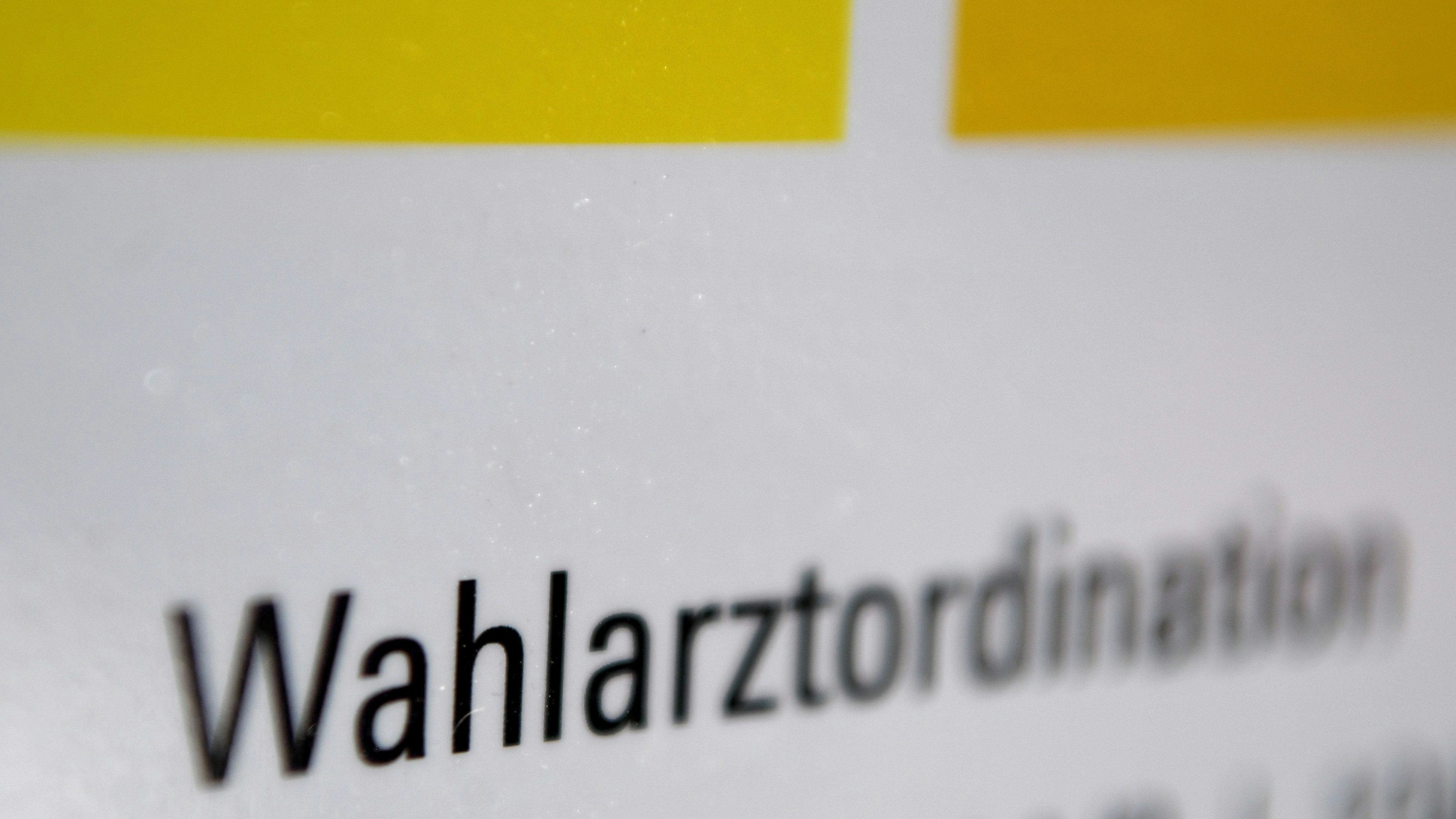 Download von www.picturedesk.com am 16.05.2024 (12:12).  ABD0058_20220421 - WIEN - ÖSTERREICH: Das Schild eines Wahlarztes in Wien, fotografiert am 21. April 2022. In Österreich wird zur Zeit über das Wahlart-System debattiert. - FOTO: APA/ROLAND SCHLAGER - 20220421_PD3122 - Rechteinfo: Rights Managed (RM)