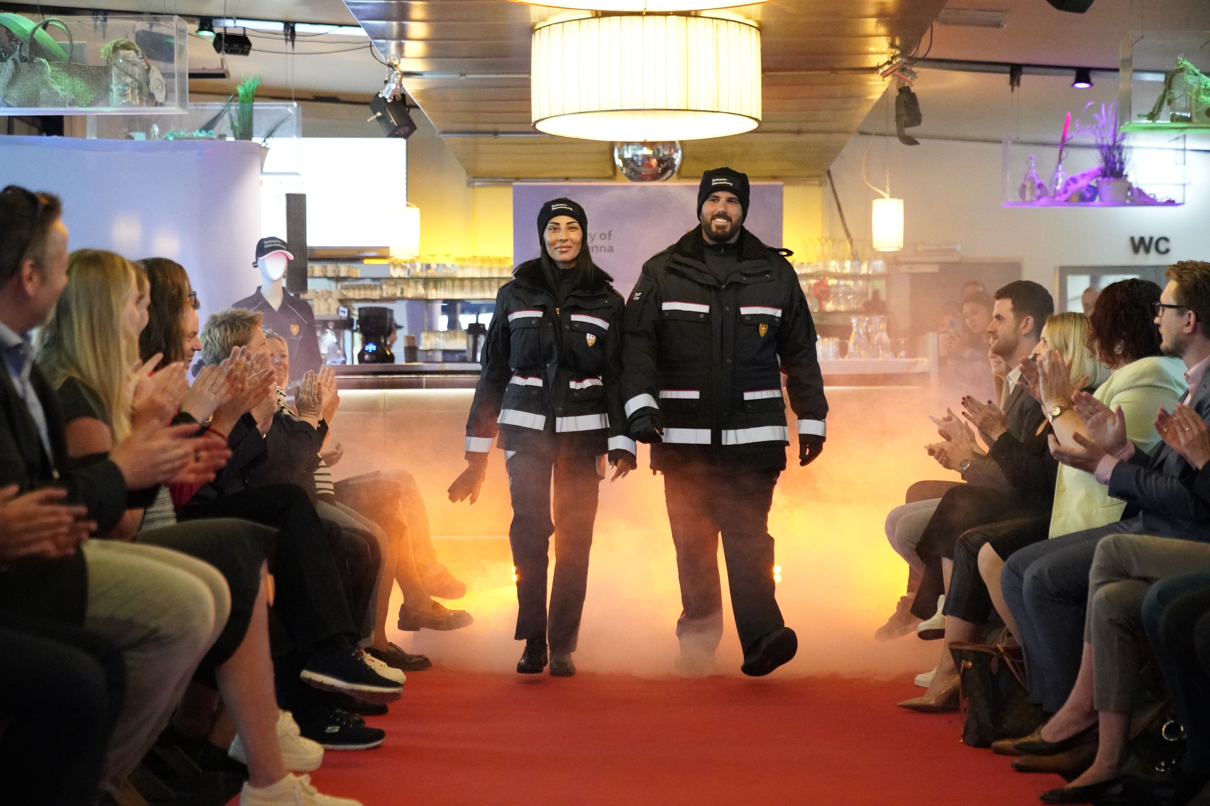 Die Wiener Parksheriffs präsentierten bei einer Modenschau stilecht ihre neuen Outfits.