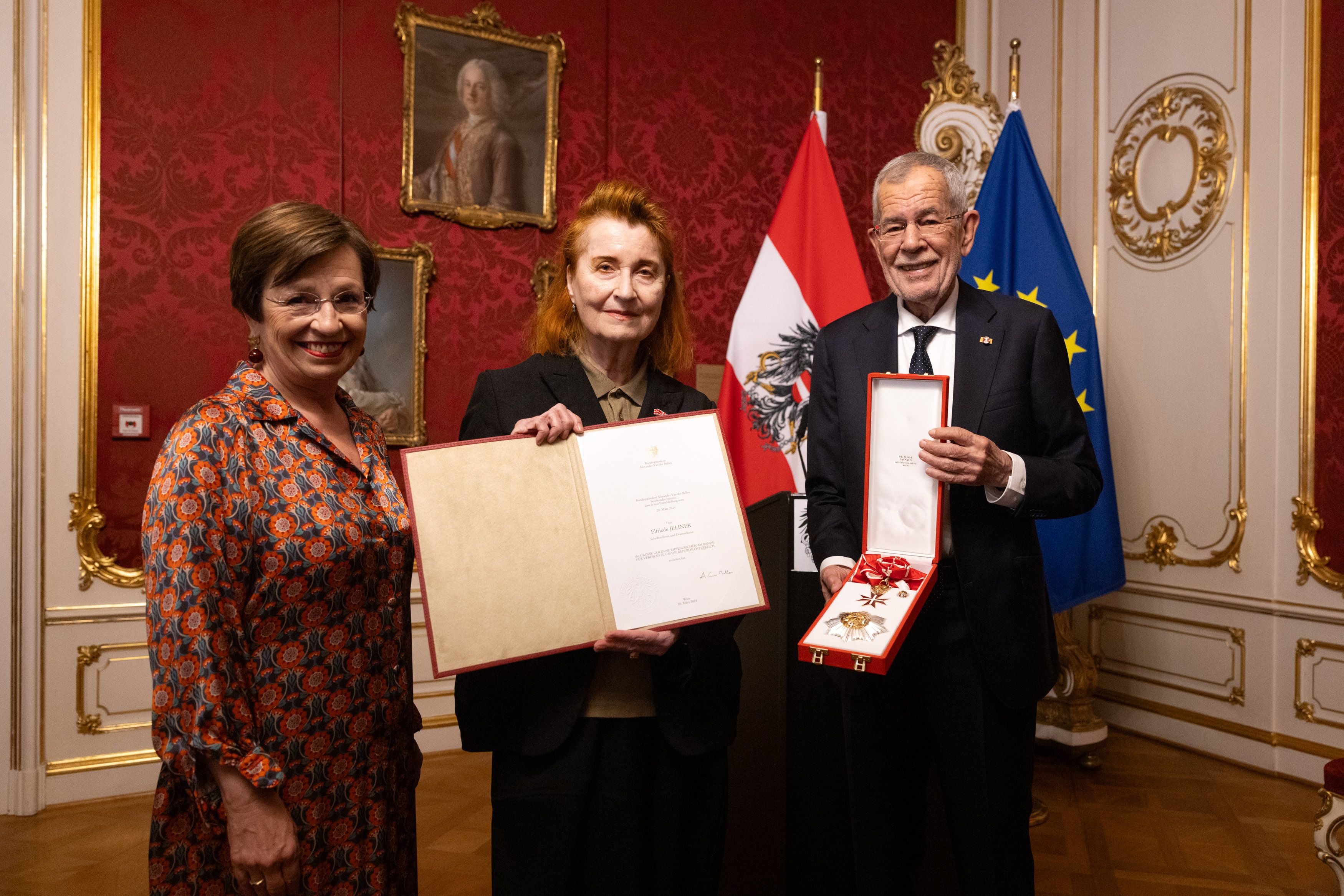 Elfriede Jelinek bekommt das Große Goldene Ehrenzeichen am Bande überreicht.