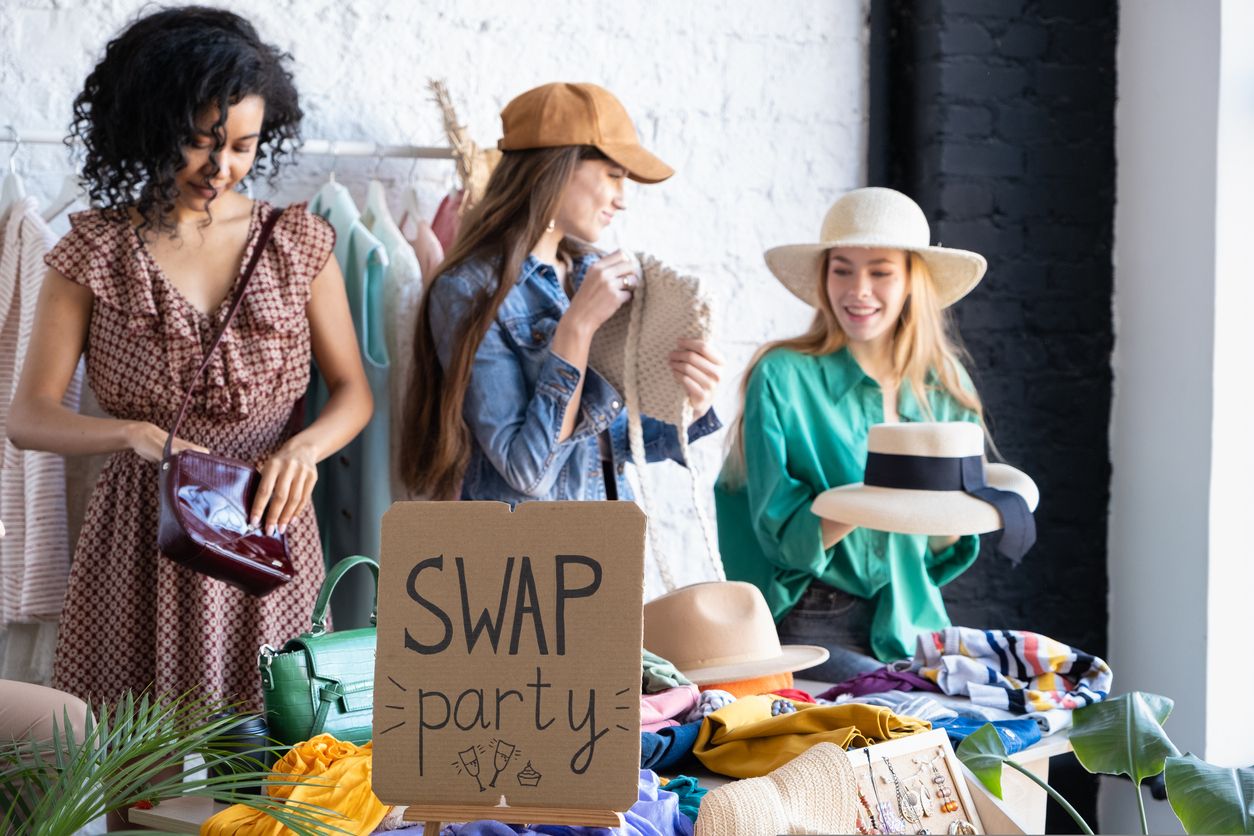 Tauschen statt weg schmeißen - im Museumsquartier wird bei der Repair.Fair Kleidung getauscht - es gilt: Schönes mitbringen, Schönes heim tragen