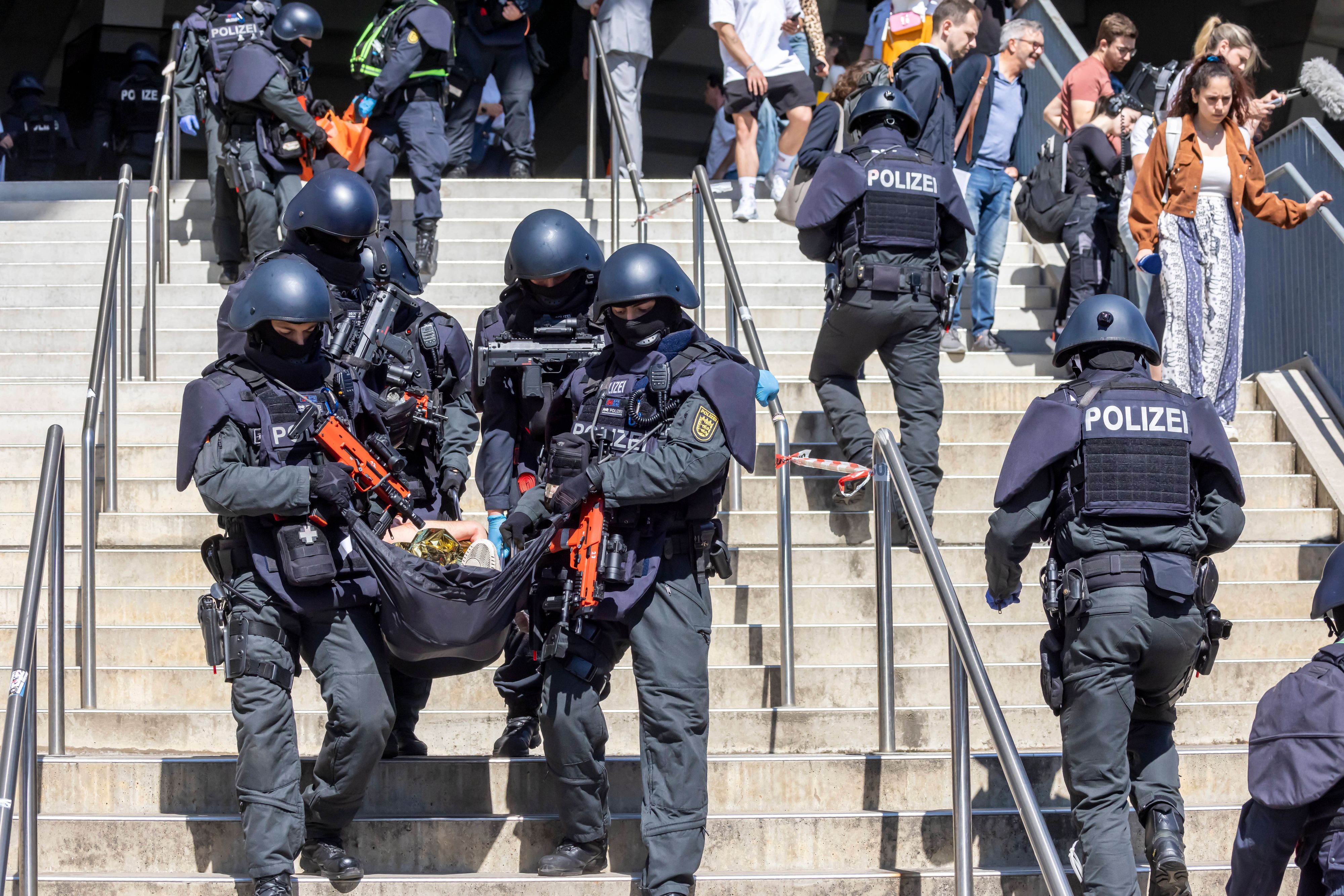 Die deutsche Polizei rüstet sich für die EURO im eigenen Land.