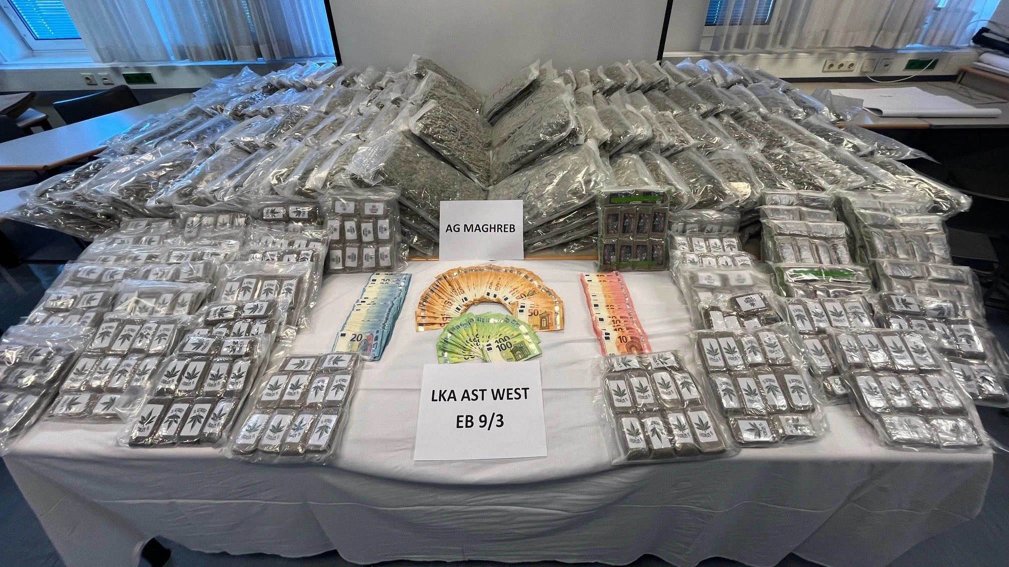 Fast 171 Kilo an Cannabis-Produkten und Bargeld im fünfstelligen Bereich hatten zwei mutmaßliche Drogendealer bei ihrer Festnahme in Wien bei sich.