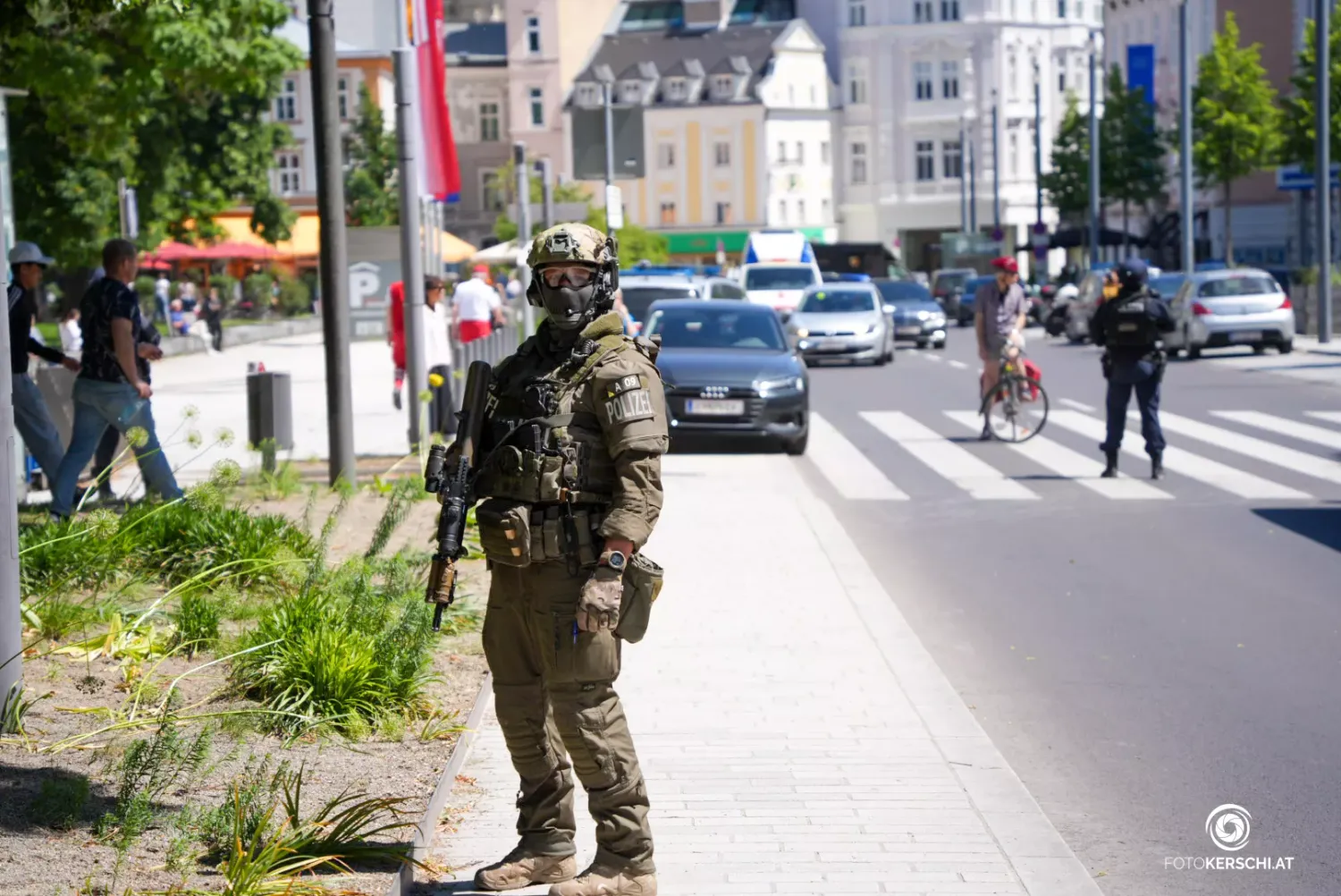 Schwer bewaffnete Beamte waren am Mittwoch in Linz im Einsatz.