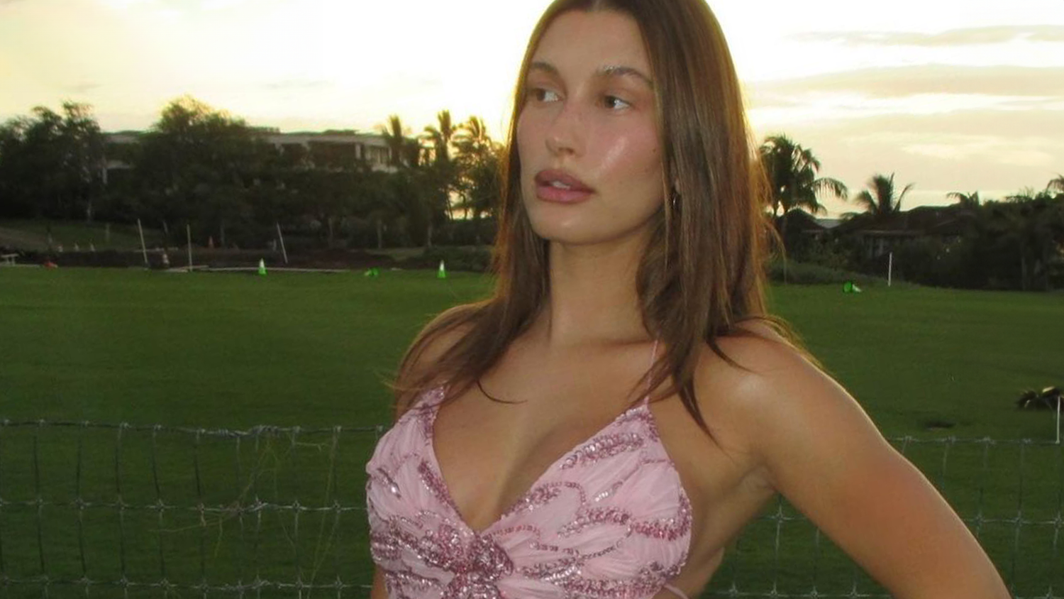 Hailey Bieber veröffentlicht weitere Bilder ihres Babybauchs.