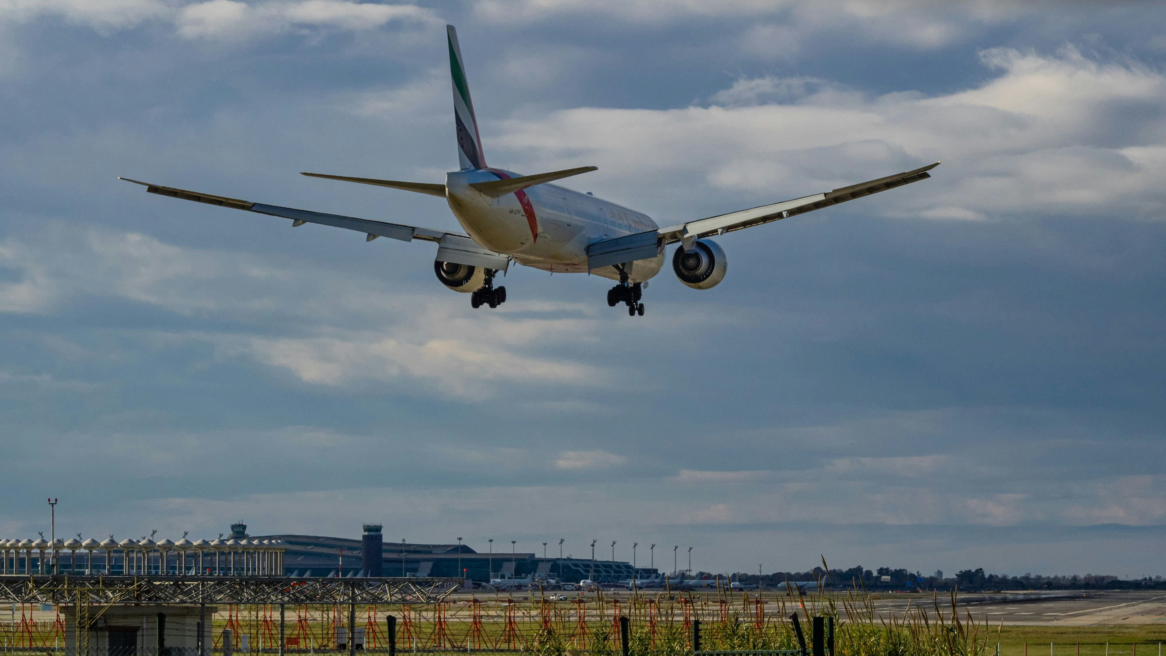 Heute.at - Chaos in Dubai: Emirates-Flieger kehren um