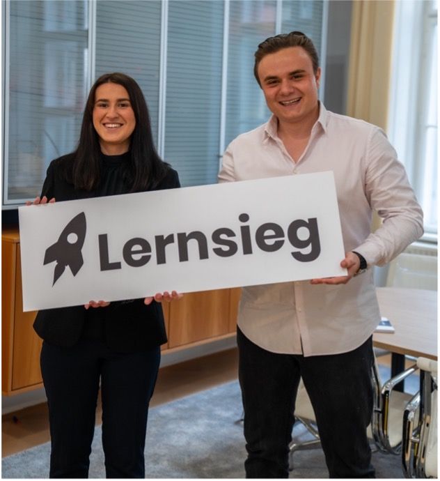 Die umstrittene Lernsieg-App wurde von Gründer Benajmin Hadrigan (re.) verkauft. Die neue Geschäftsführerin Katharina Lang (li.) will sie zum Schulstart im September wieder zurückbringen. 