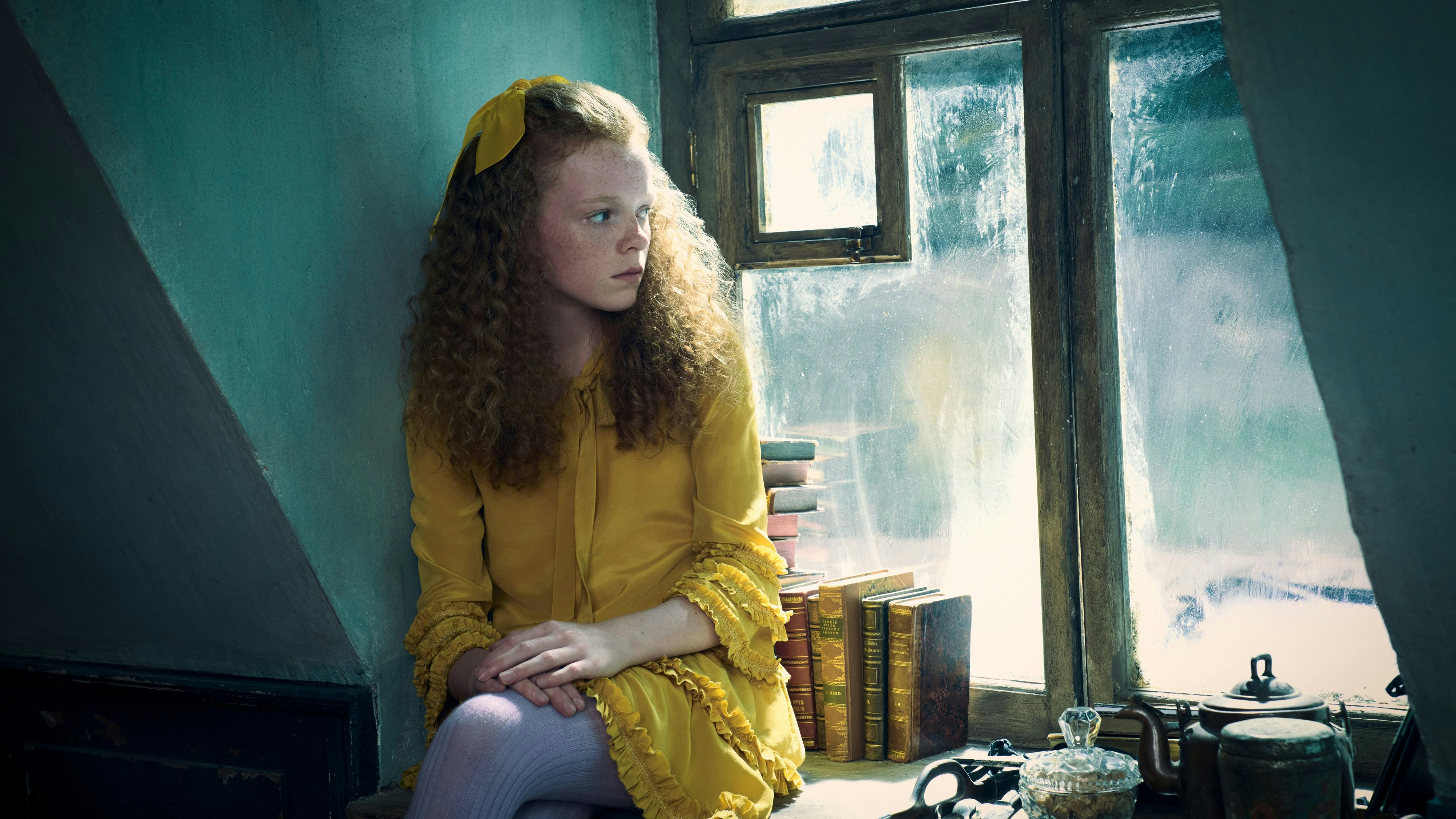 Nina (Alexa Goodall) wird über Jahre eine Gefährtin des Grafen bleiben, auch wenn sie sich zwischendurch aus den Augen verlieren