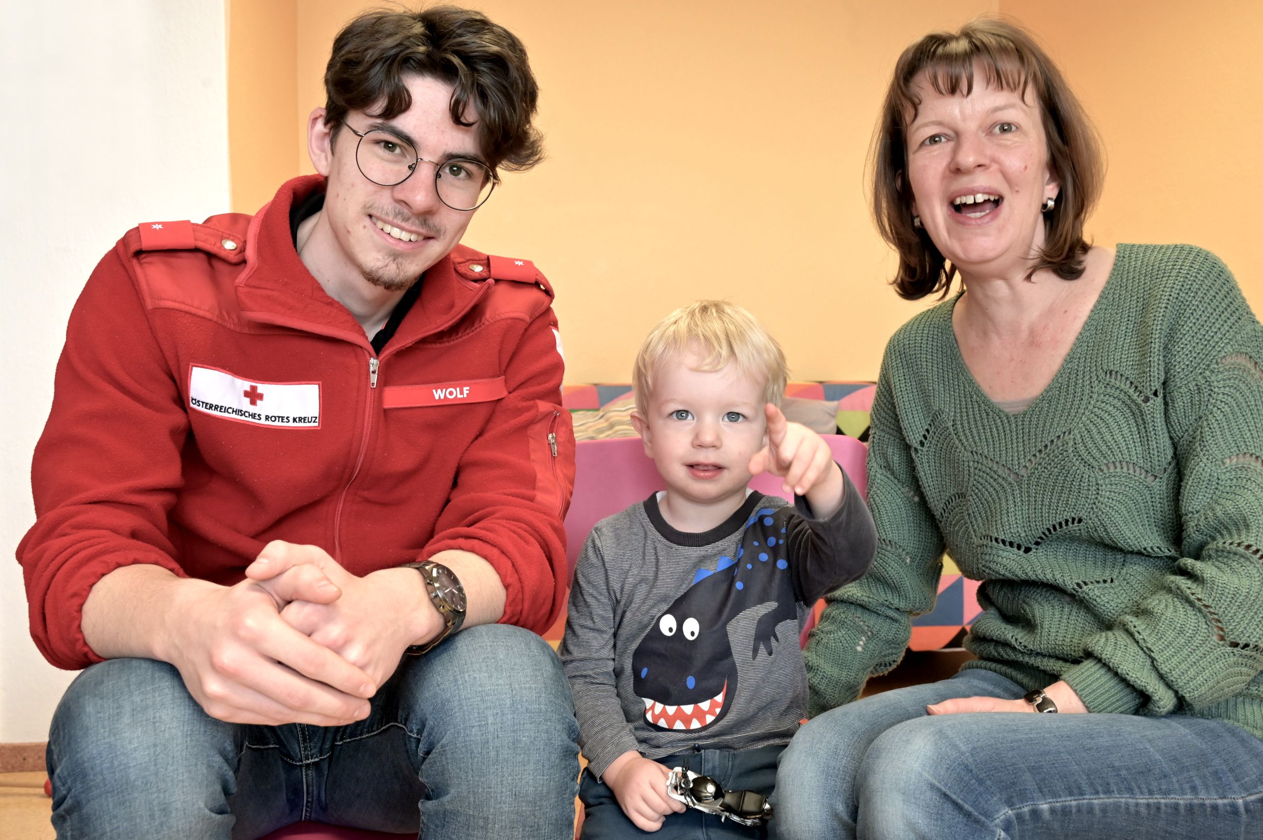 Glücklich beisammen: First Responder Valentin Wolf, Irmgard Wimmer und ihr kleiner Sohn Johannes.