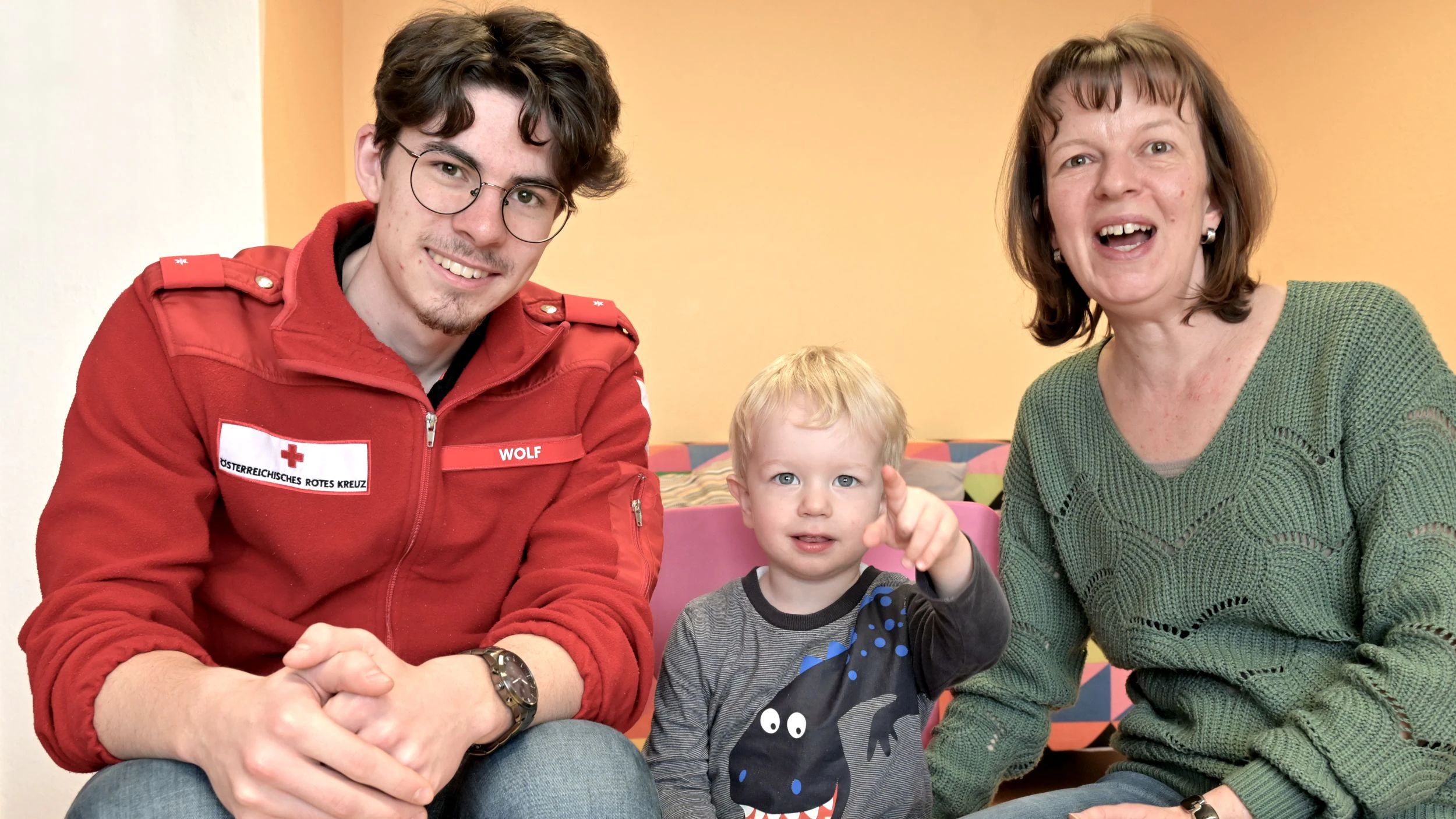 Glücklich beisammen: First Responder Valentin Wolf, Irmgard Wimmer und ihr kleiner Sohn Johannes.