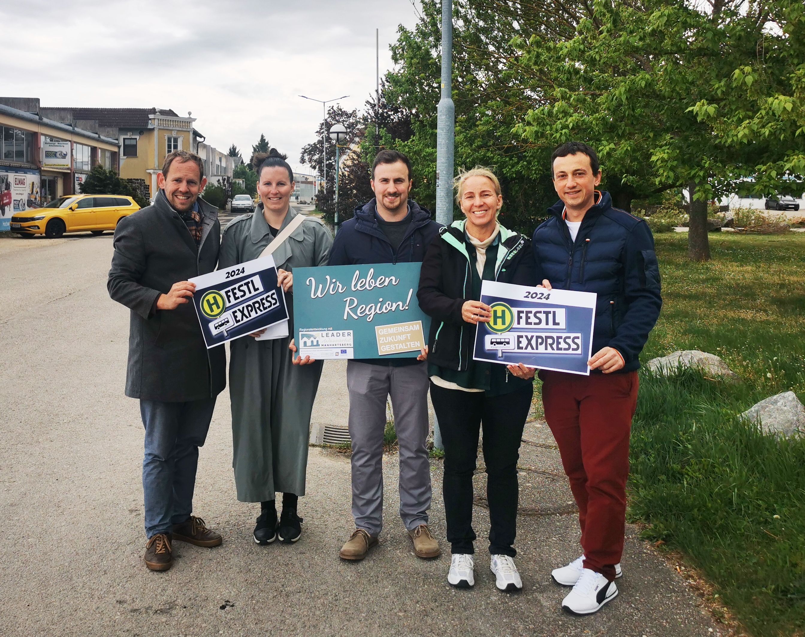 Georg Ecker, Marlis Schmidt, Lukas Trautenberger, Renate Mihle und Daniel Wöhrer freuen sich über das weiterhin gesicherte Mobilitätsangebot für die Jugend
