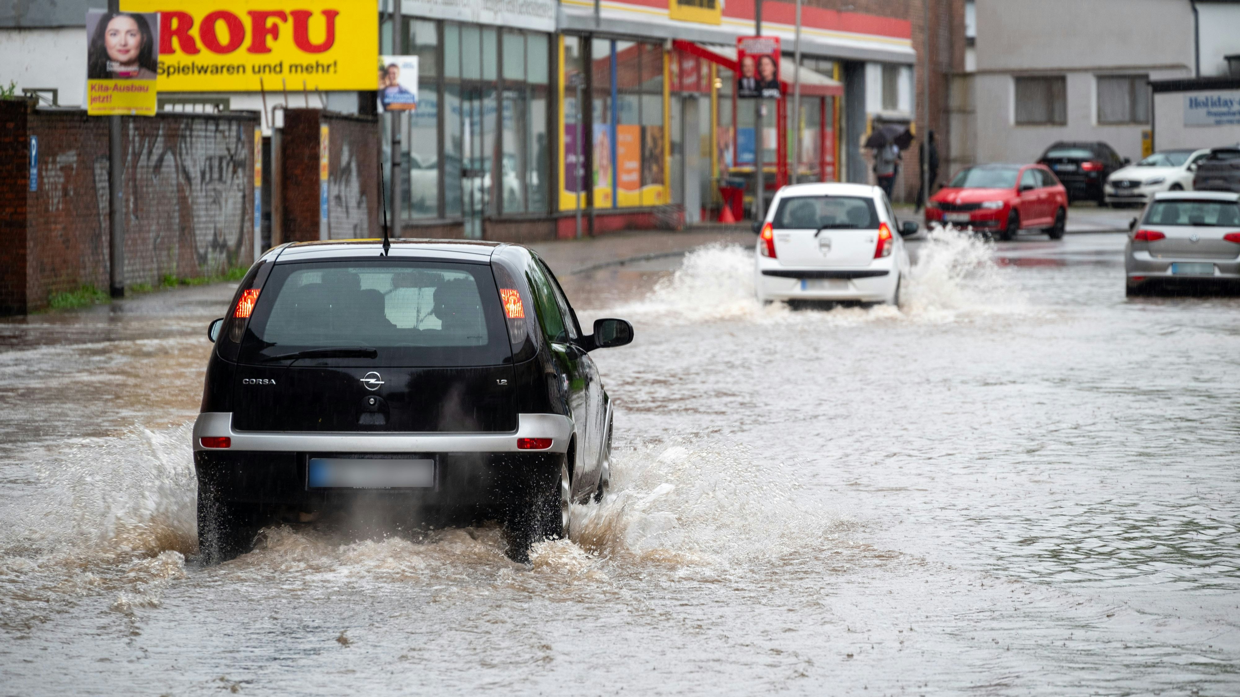 Der Deutsche Wetterdienst warnte am Freitag vor ergiebigem Starkregen im Südwesten Deutschlands.