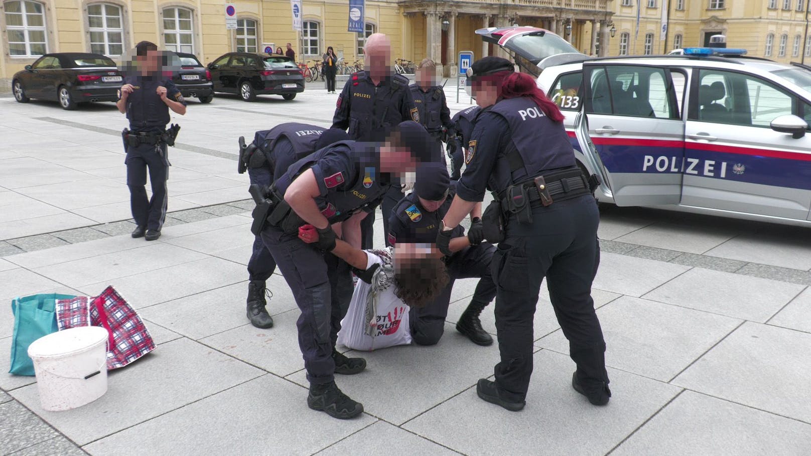 Es gab eine Festnahme und drei Anzeigen wegen Sachbeschädigung.