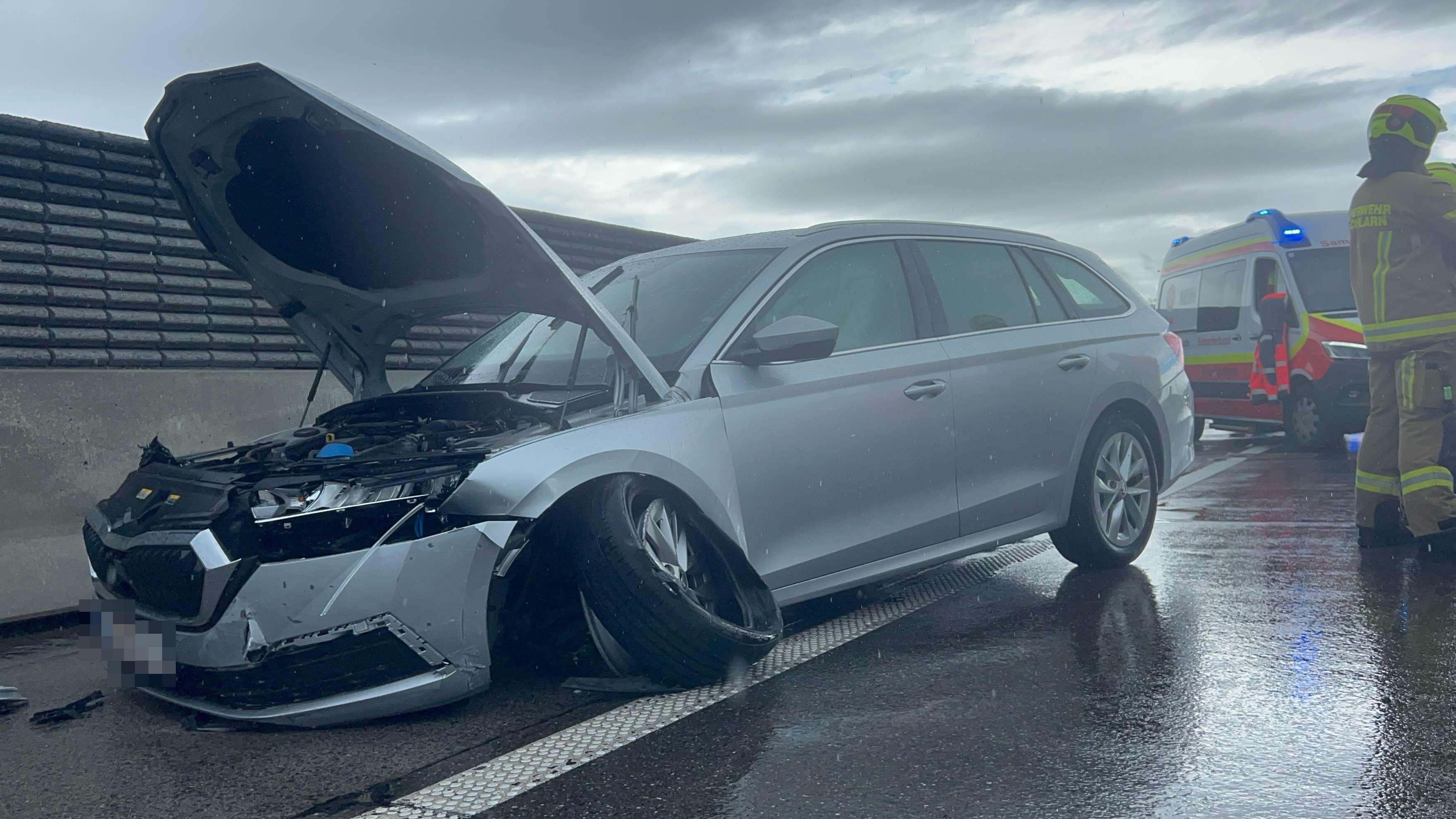 Der Fahrer geriet mit seinem silbernen Skoda auf der A1 ins Schleudern.