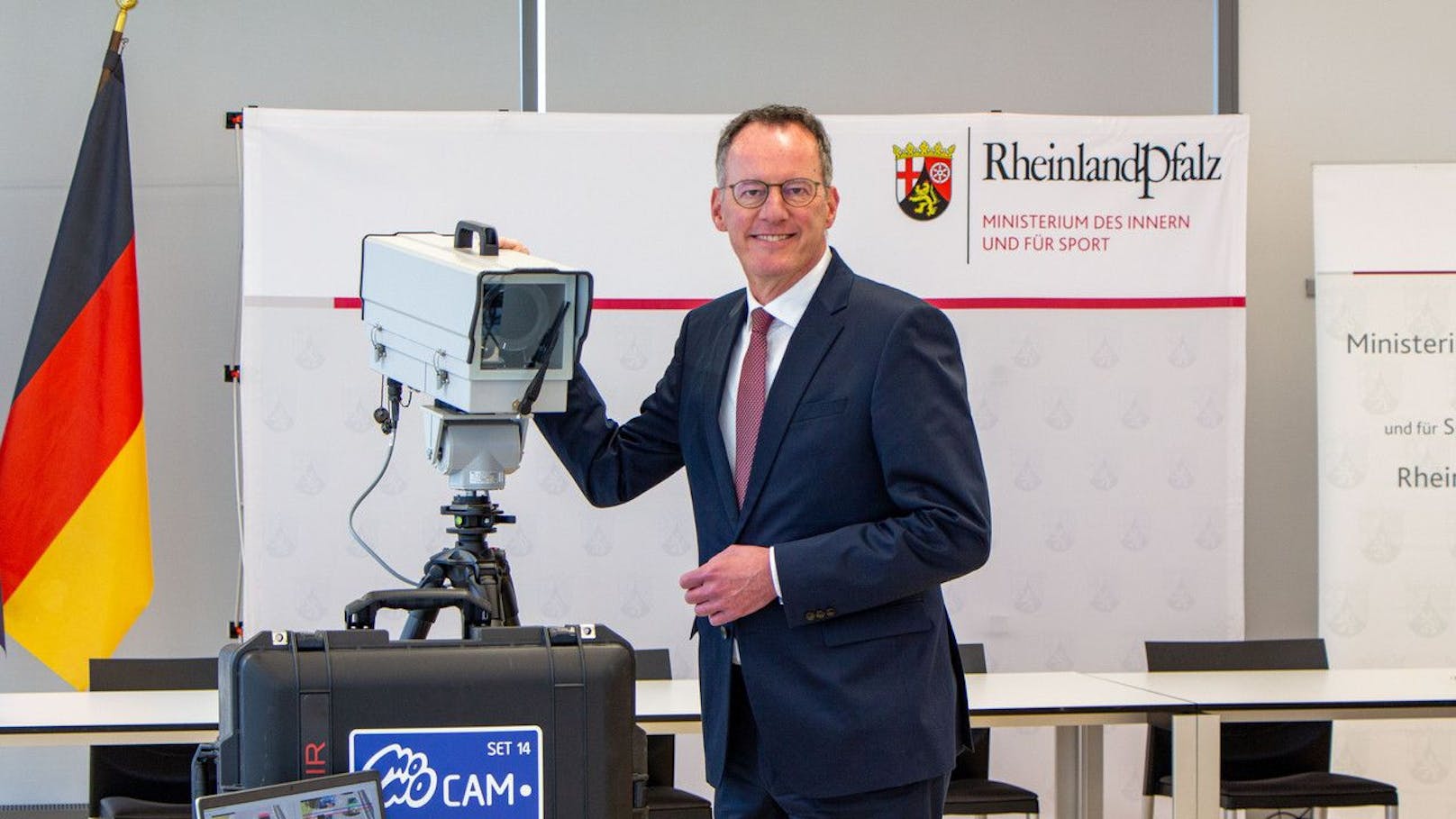 In Deutschland ist das Handy-Radar bereits im Einsatz. Rheinland-Pfalz will das System dauerhaft installieren. Im Foto Innenminister Michael Ebling mit der Monocam. 