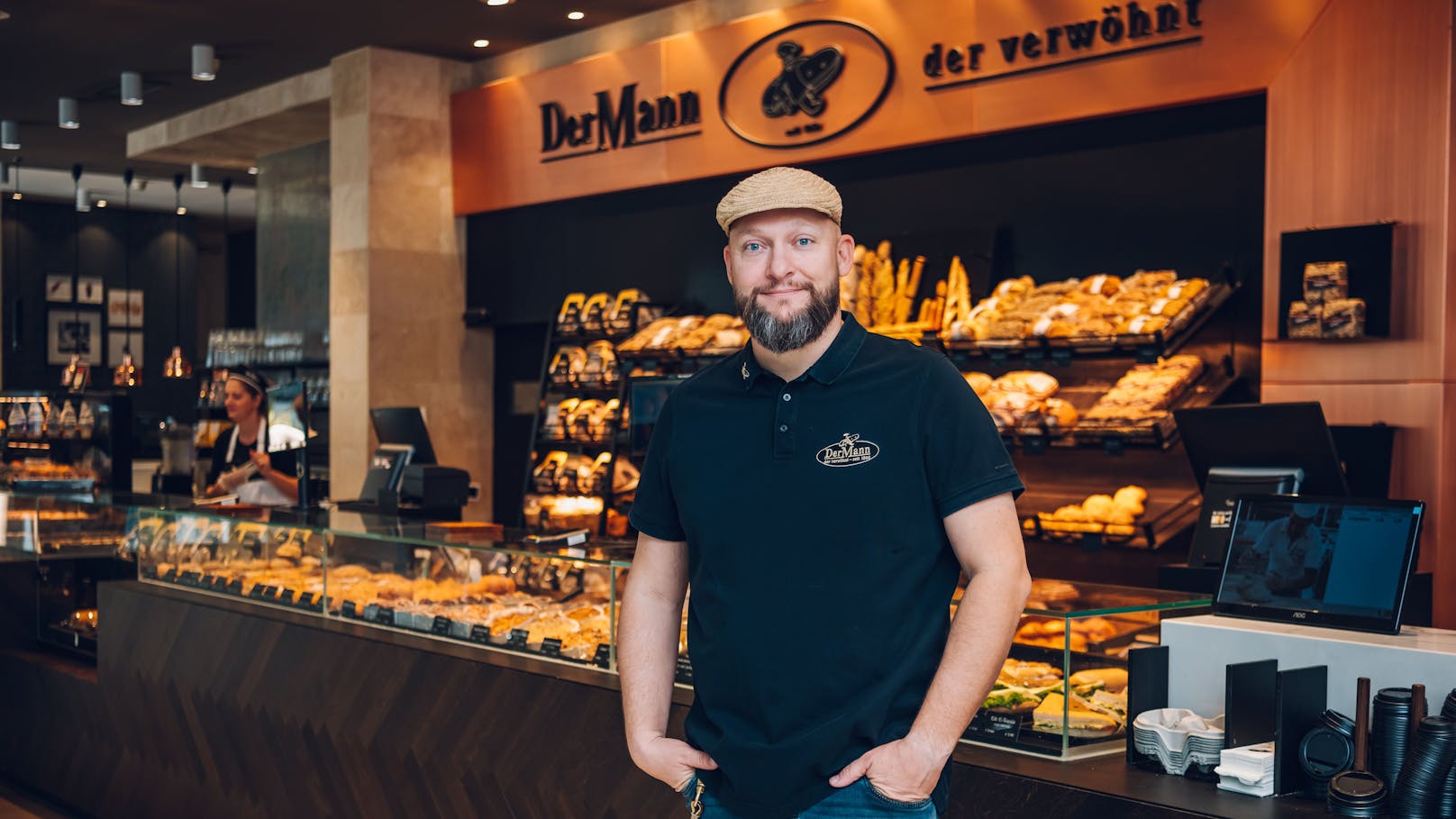 Der Mann vor der Theke in der Bäckerei DerMann