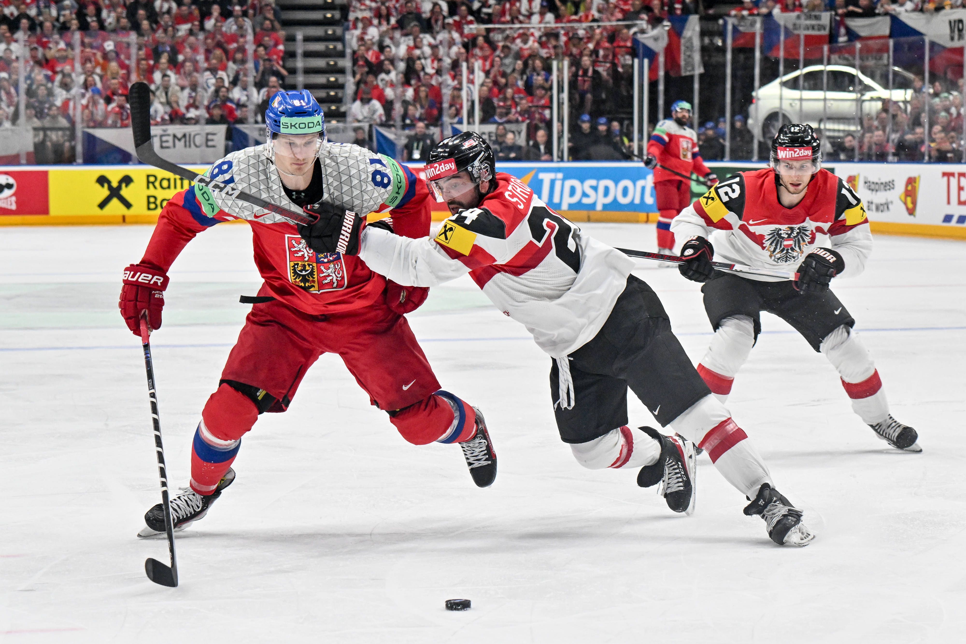 Österreichs Eishockey-Cracks im WM-Duell gegen Tschechien. 