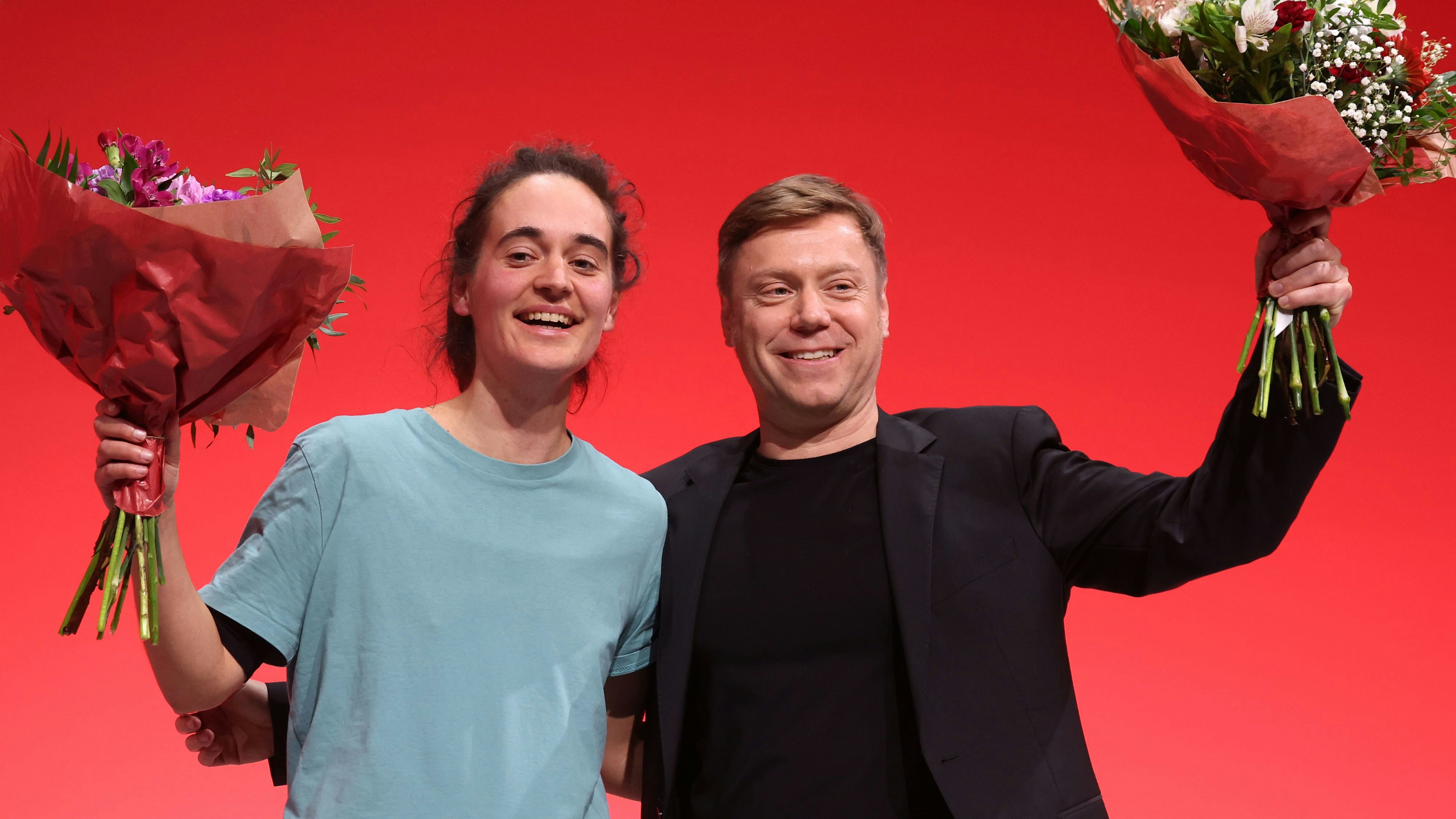 Seenot-RetterinCarola Rackete (l.) and Martin Schirdewan gehen für "Die Linke" in die Europawahl