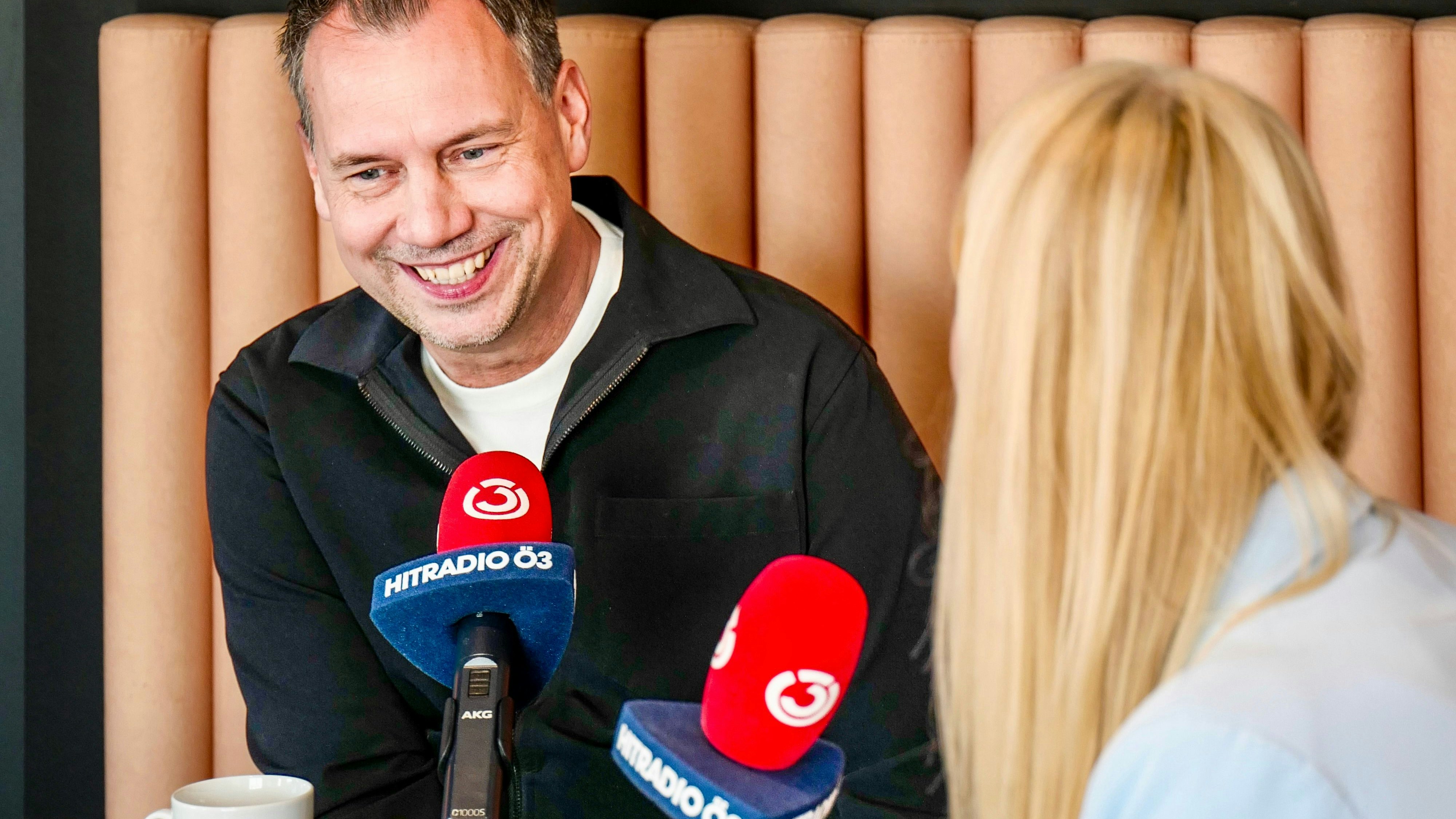 Am Sonntag, dem 19. Mai ist er zu Gast in Ö3-„Frühstück bei mir“: Sebastian Fitzek