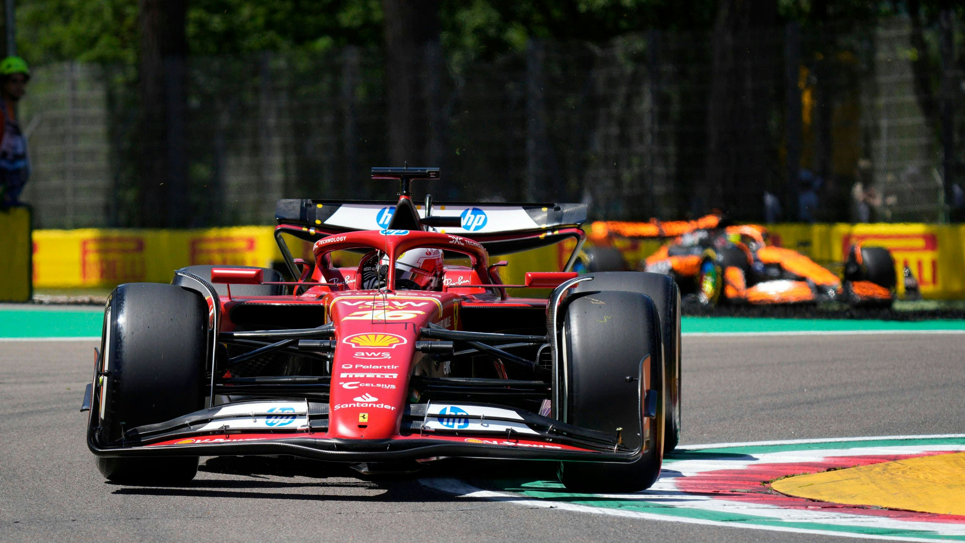 Charles Leclerc schnappte sich die Bestzeit in der ersten Session
